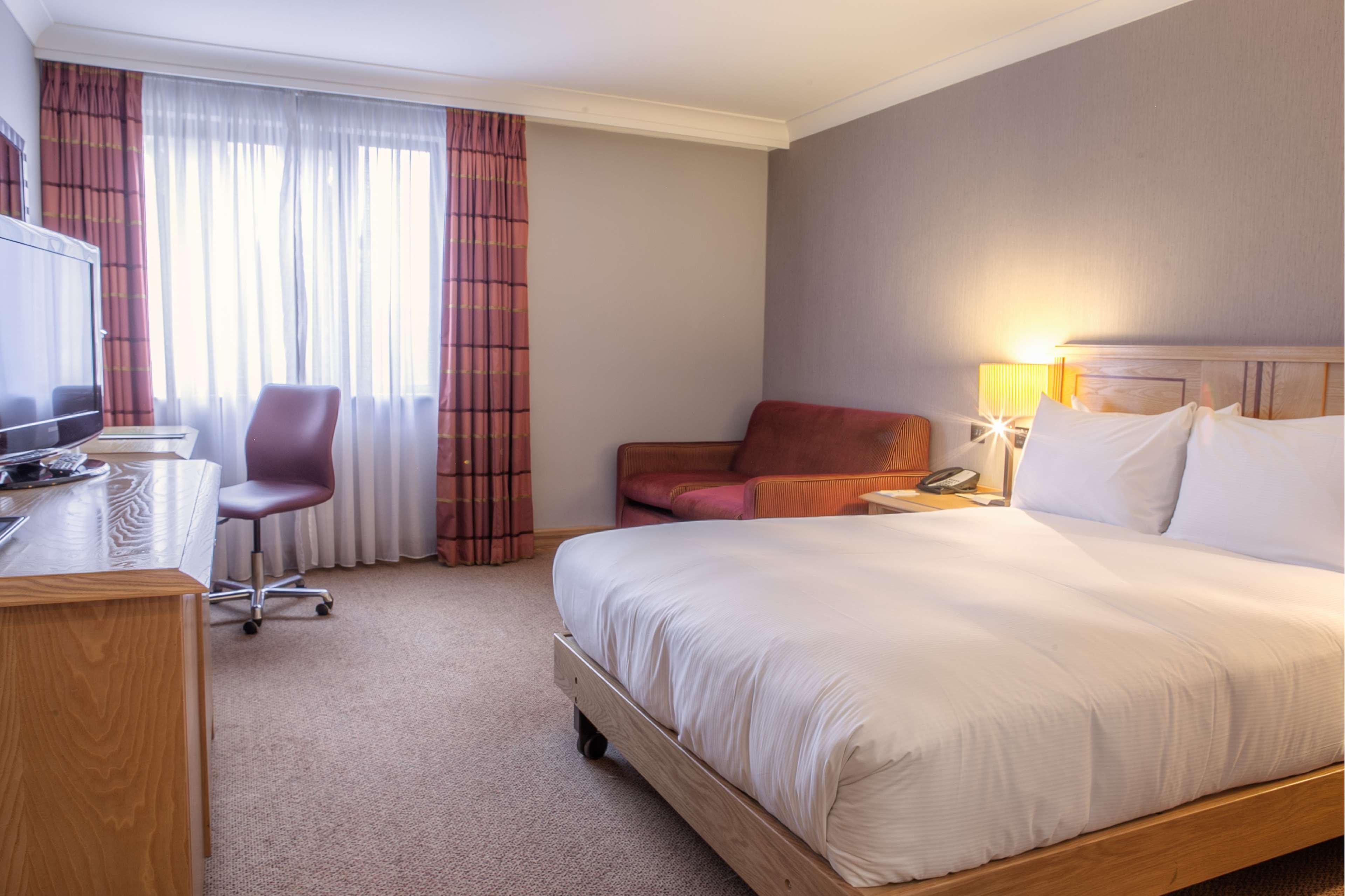 Doubletree By Hilton Swindon Hotel Buitenkant foto
