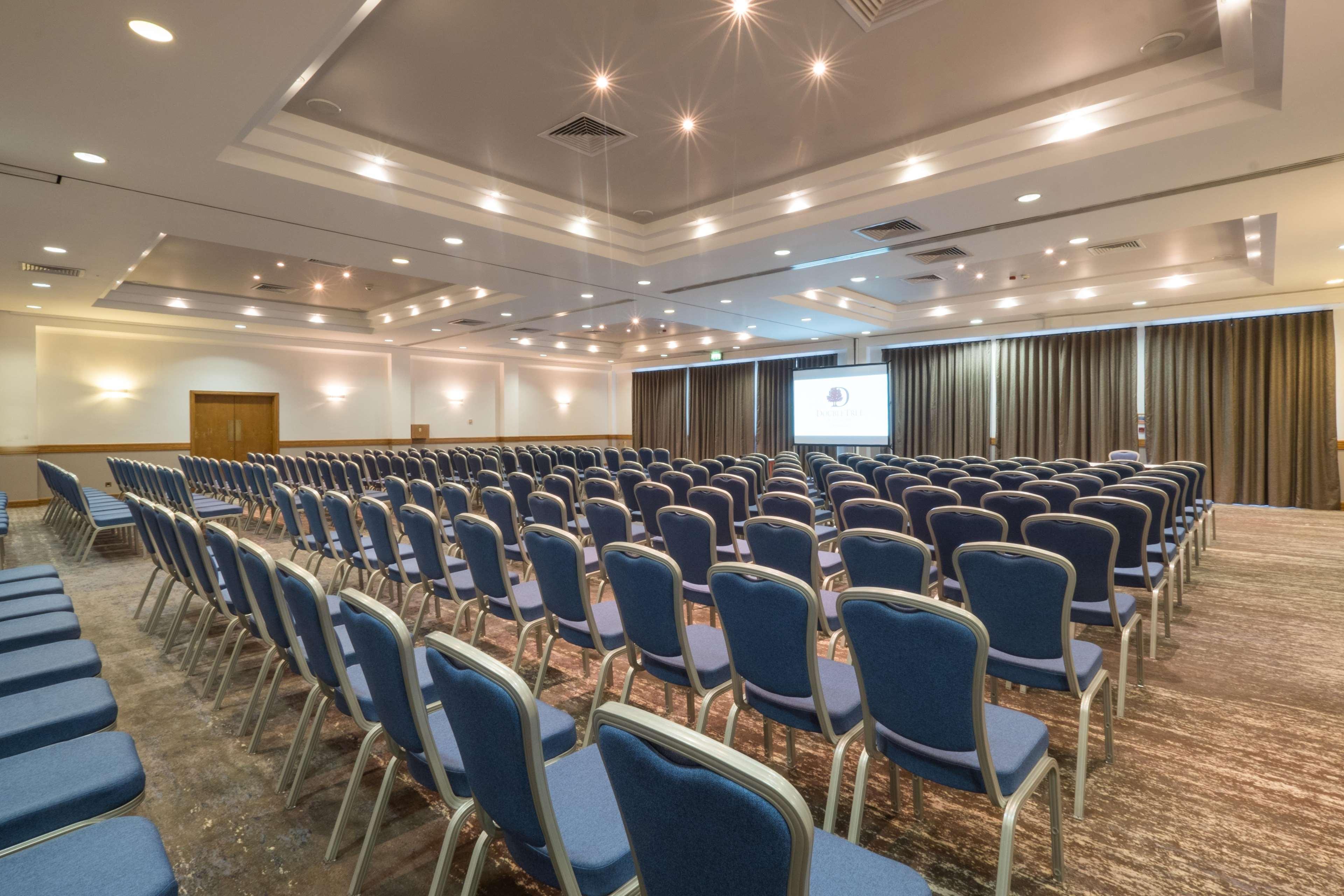 Doubletree By Hilton Swindon Hotel Buitenkant foto