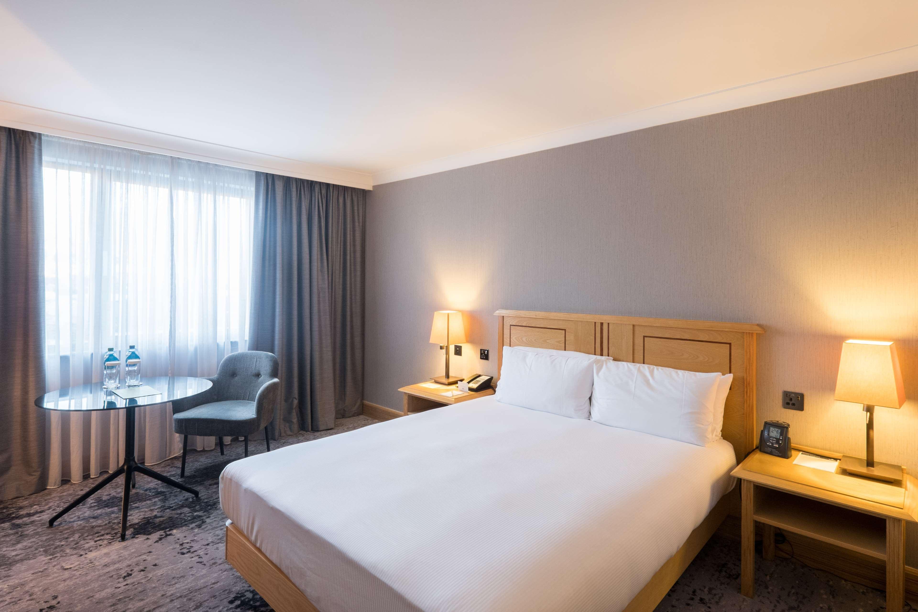 Doubletree By Hilton Swindon Hotel Buitenkant foto