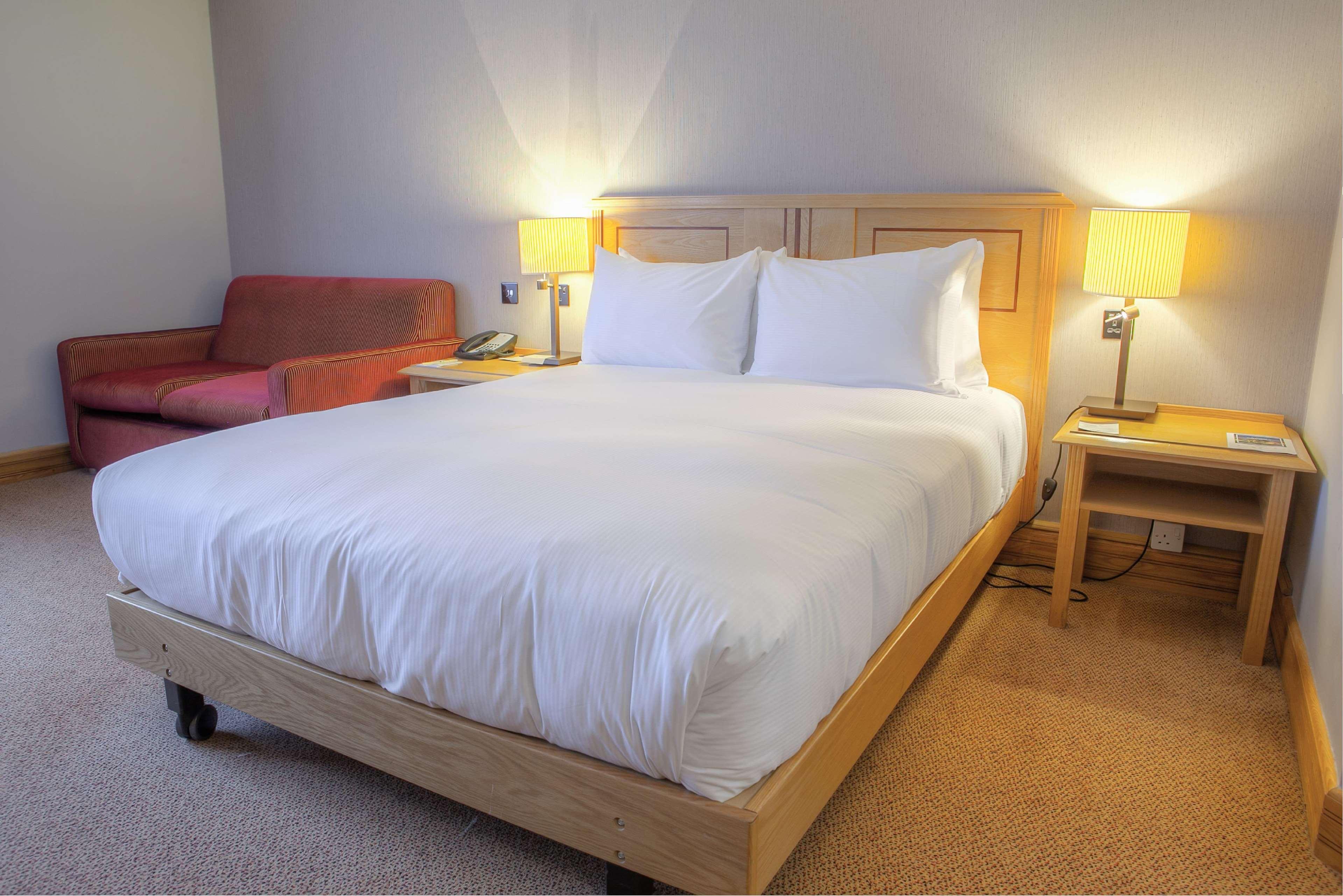 Doubletree By Hilton Swindon Hotel Buitenkant foto