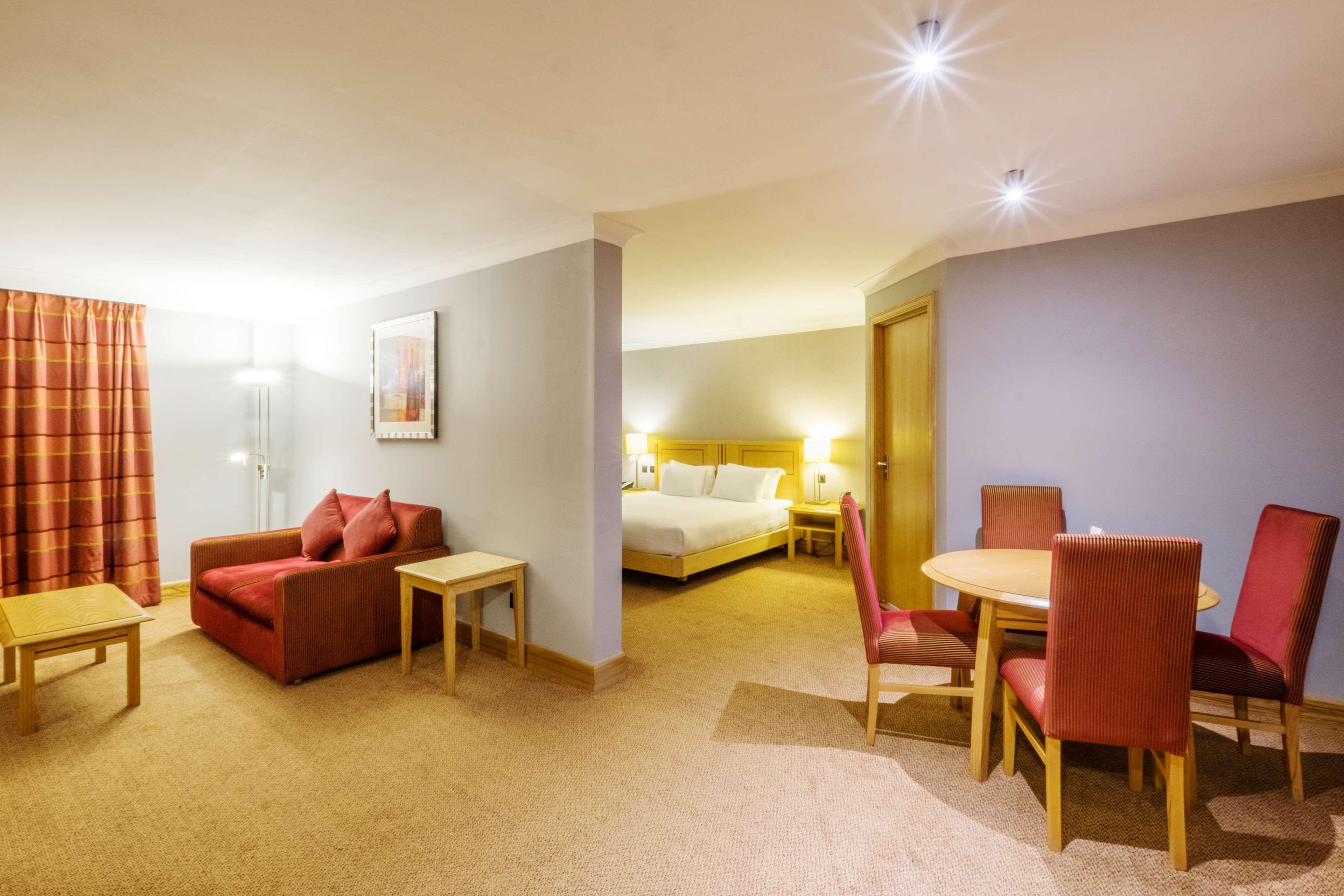 Doubletree By Hilton Swindon Hotel Buitenkant foto