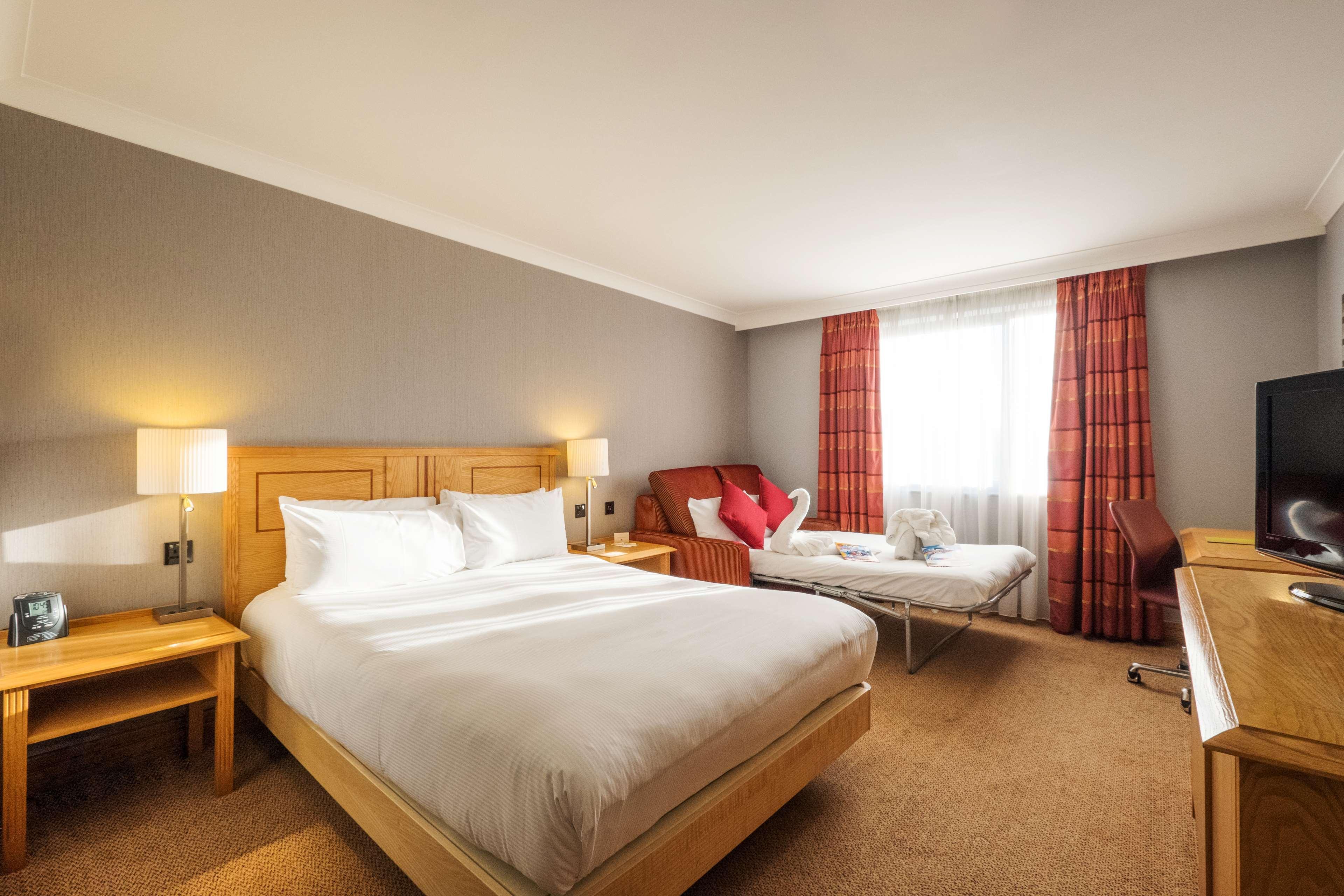Doubletree By Hilton Swindon Hotel Buitenkant foto