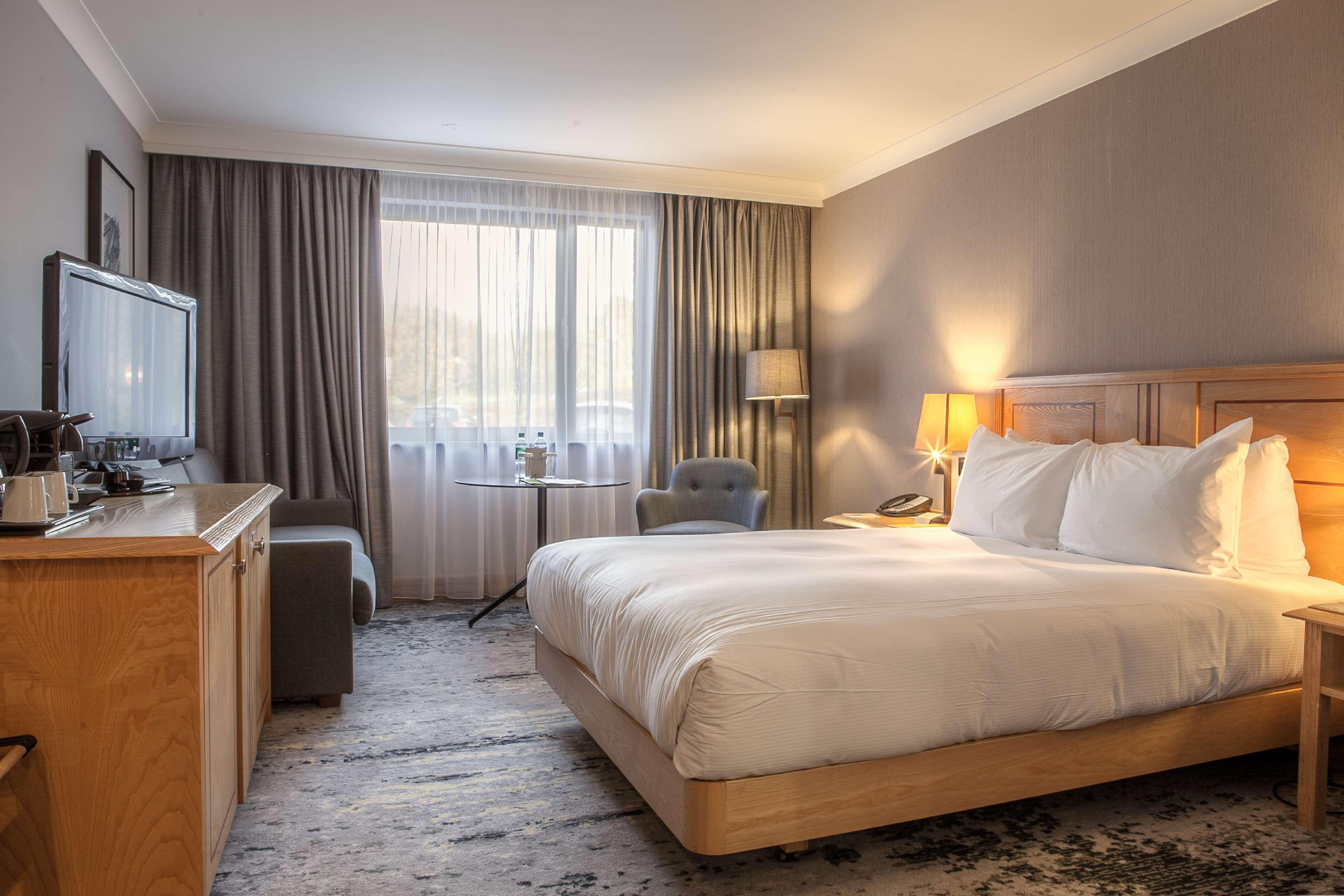 Doubletree By Hilton Swindon Hotel Buitenkant foto