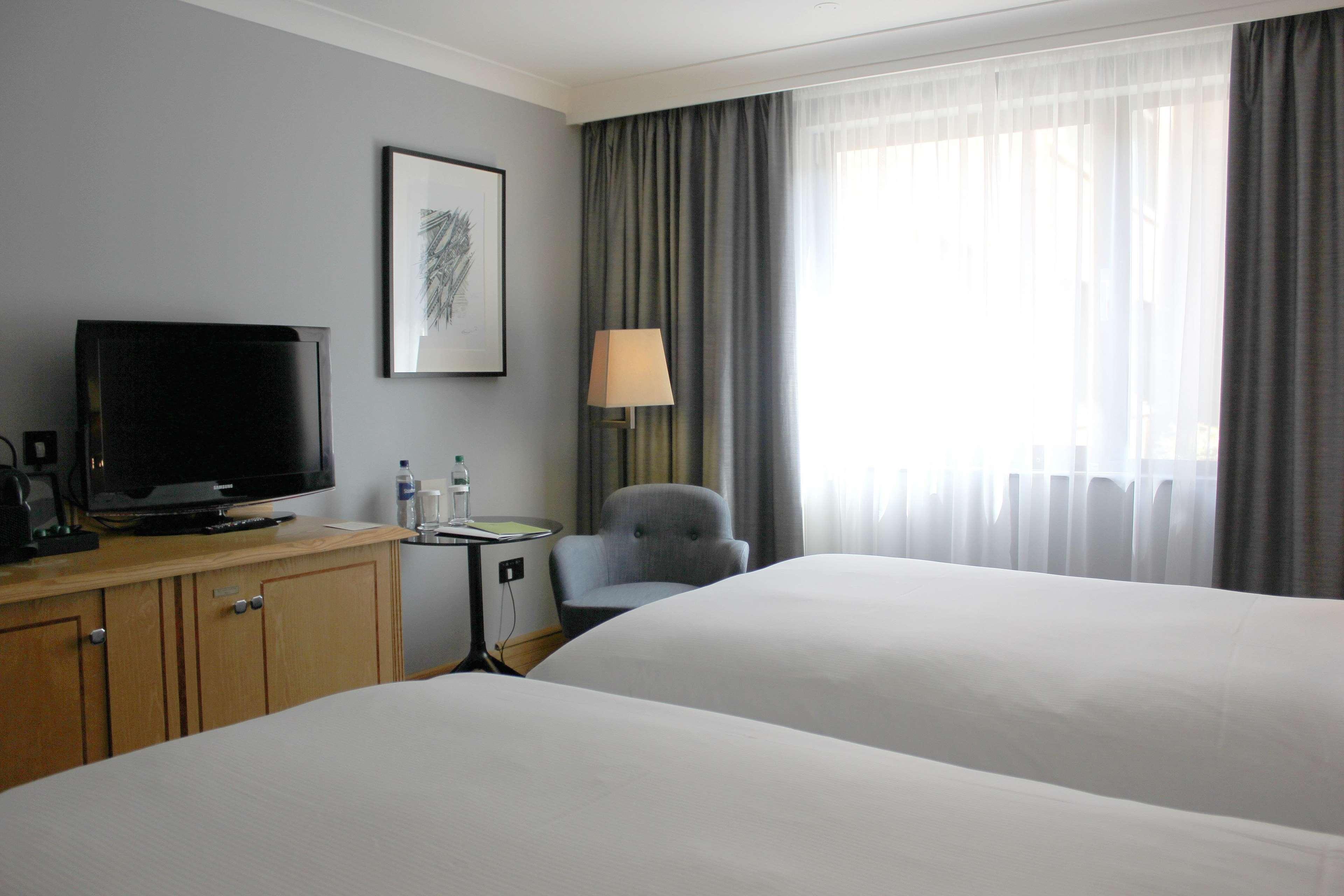 Doubletree By Hilton Swindon Hotel Buitenkant foto