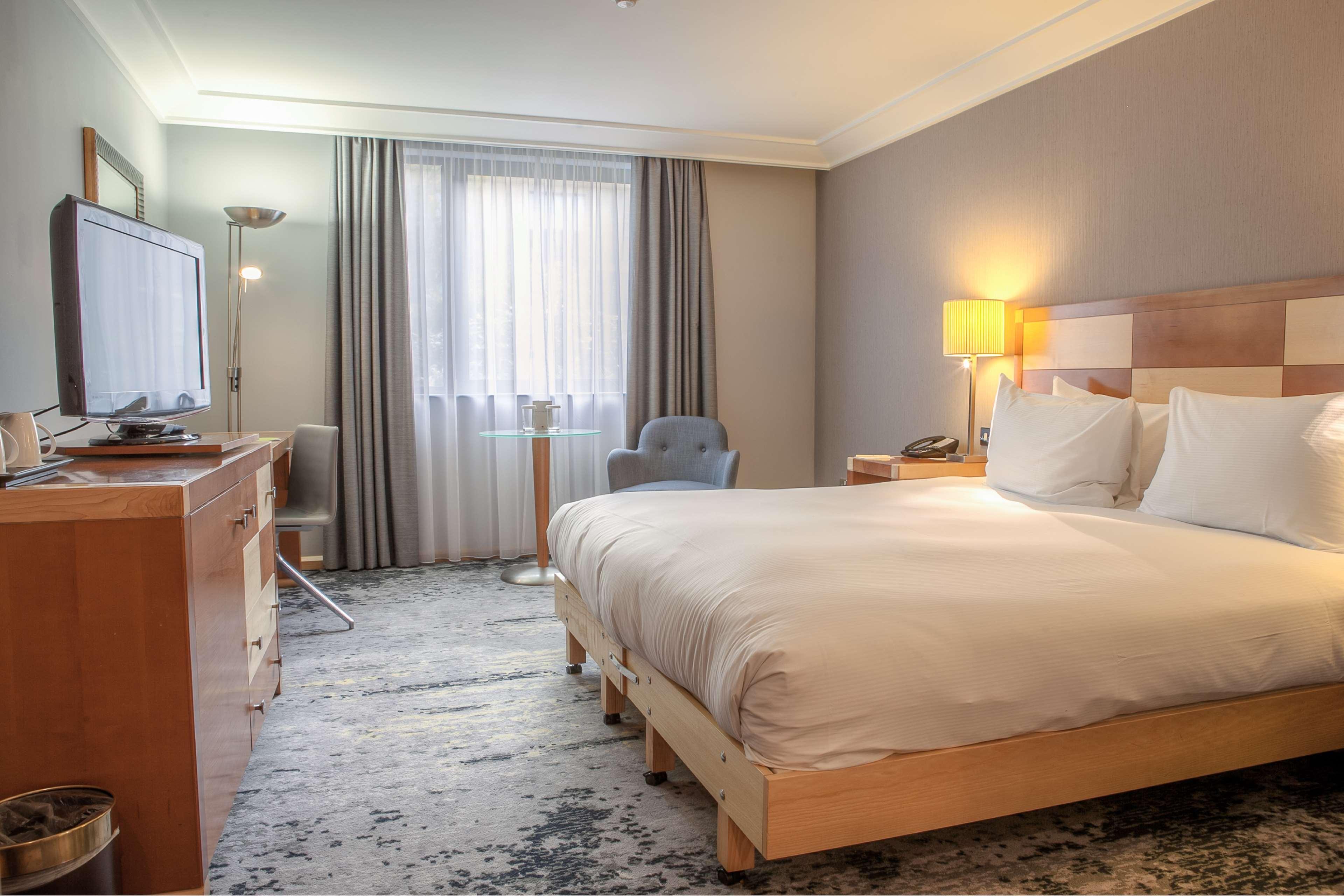 Doubletree By Hilton Swindon Hotel Buitenkant foto
