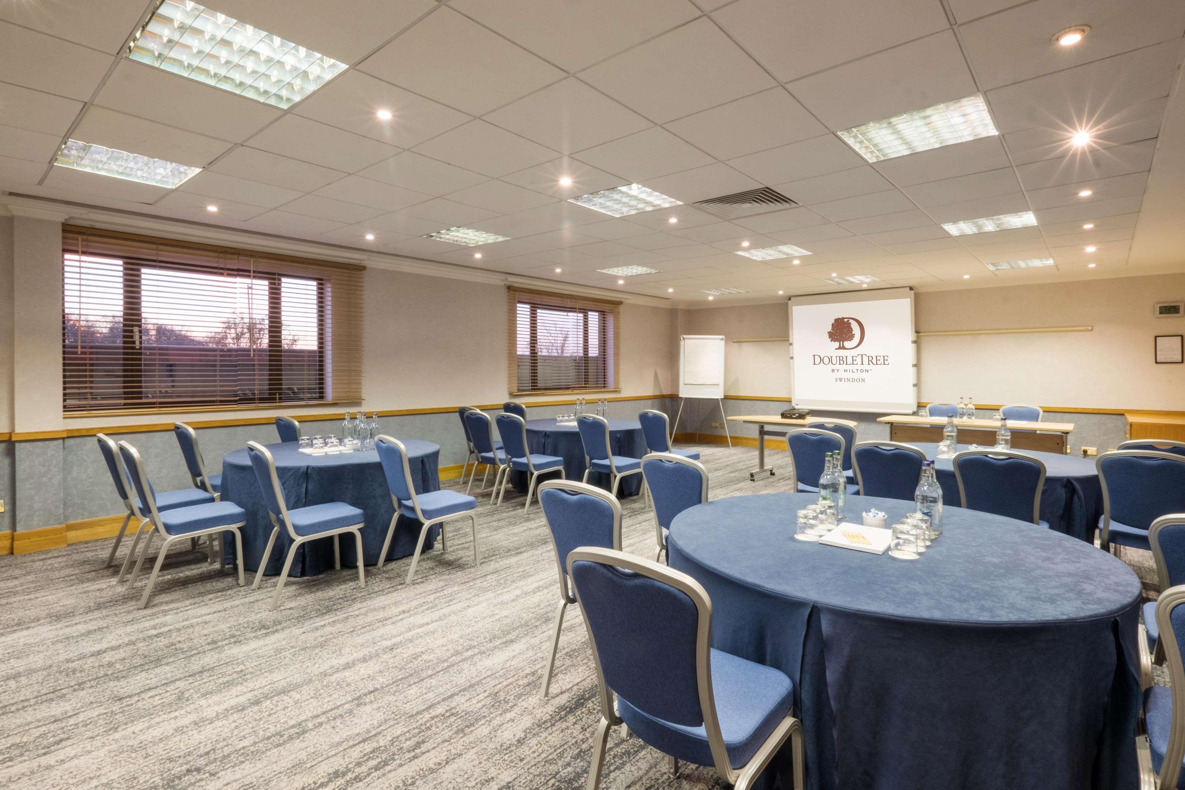 Doubletree By Hilton Swindon Hotel Buitenkant foto