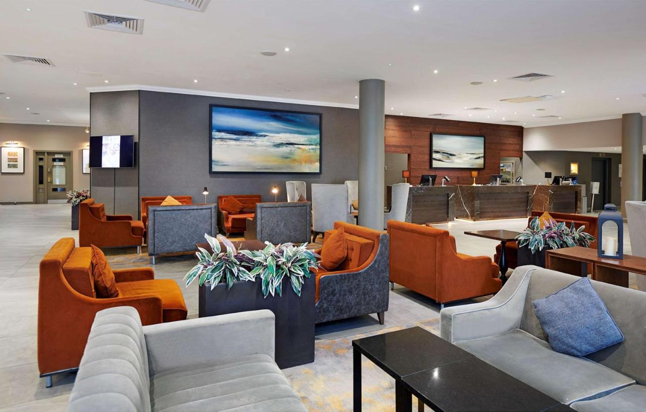 Doubletree By Hilton Swindon Hotel Buitenkant foto