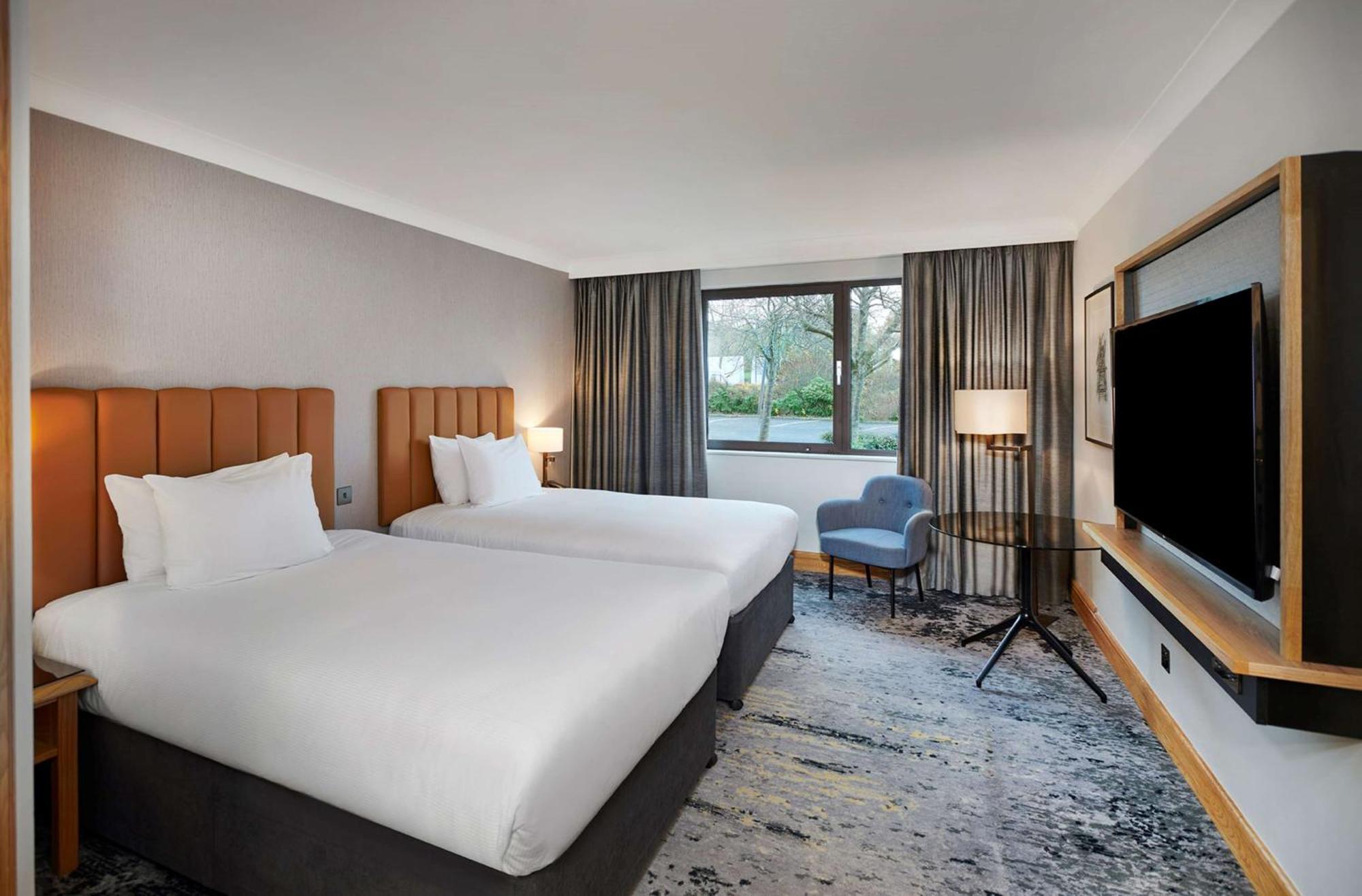 Doubletree By Hilton Swindon Hotel Buitenkant foto