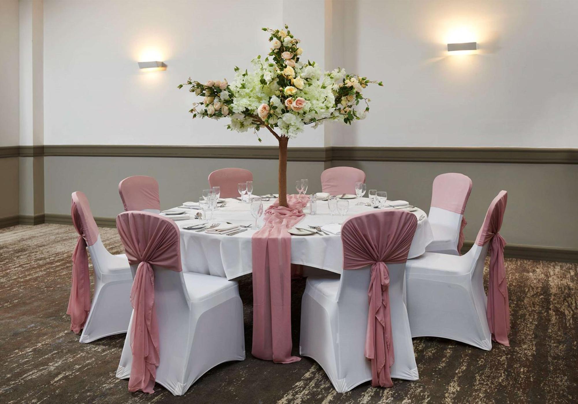 Doubletree By Hilton Swindon Hotel Buitenkant foto