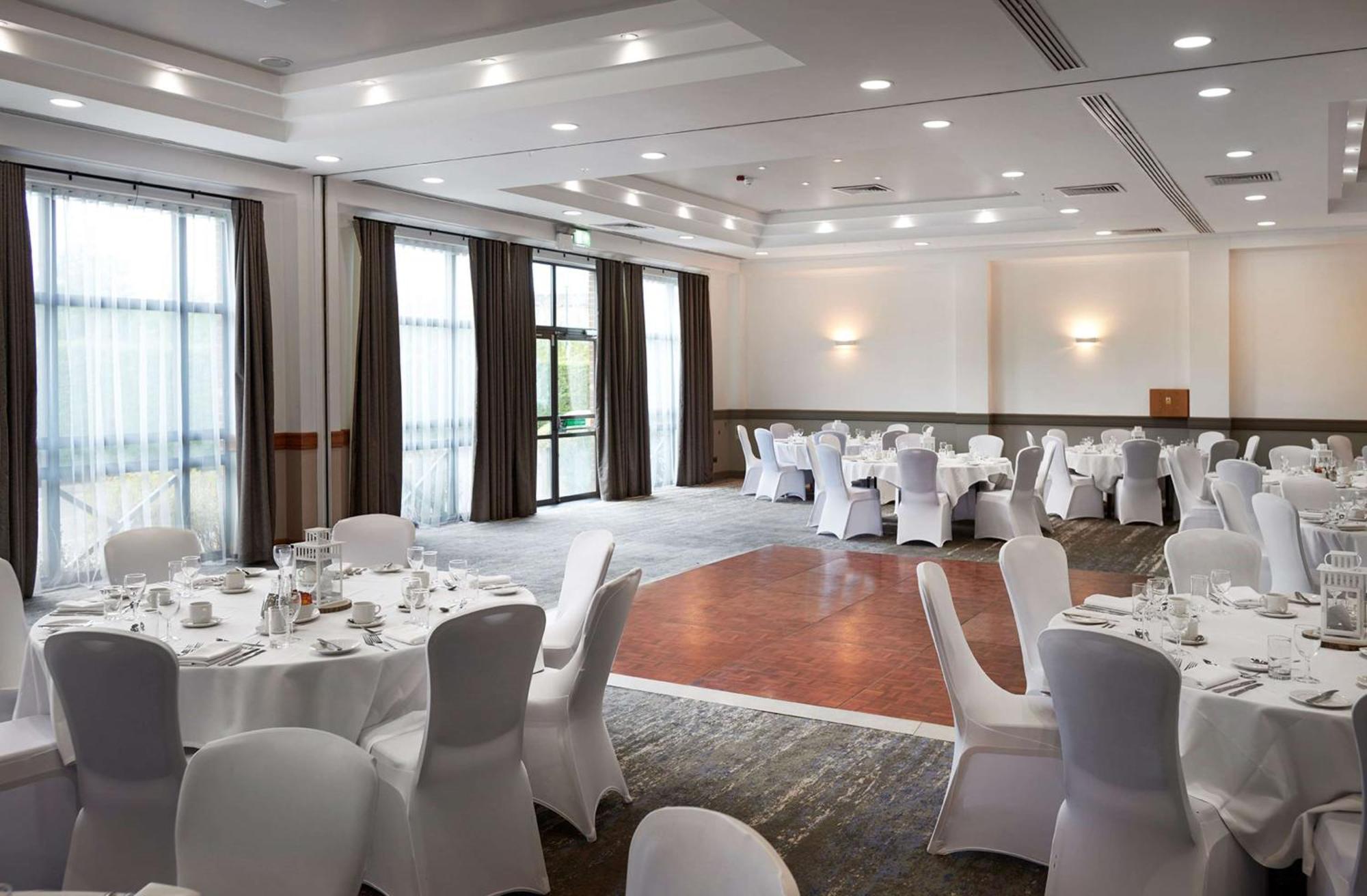 Doubletree By Hilton Swindon Hotel Buitenkant foto