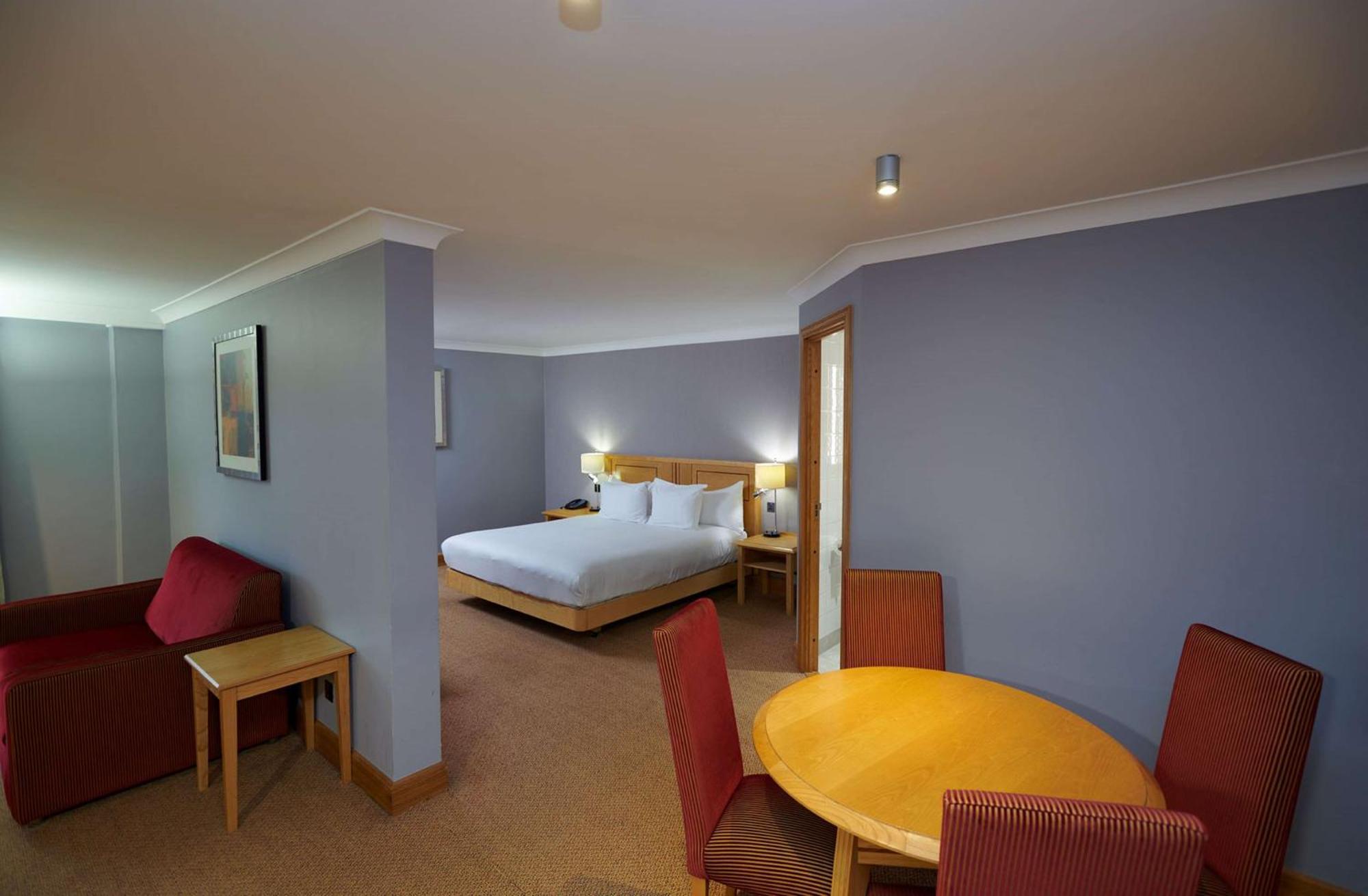 Doubletree By Hilton Swindon Hotel Buitenkant foto