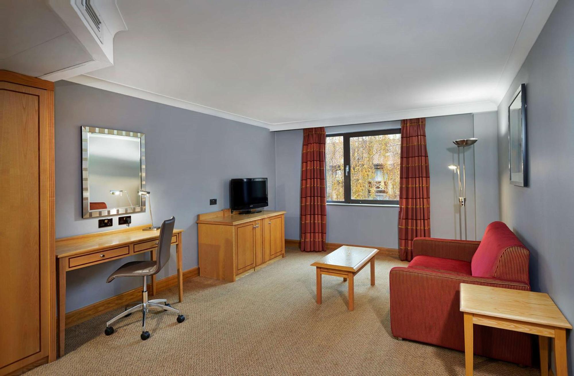 Doubletree By Hilton Swindon Hotel Buitenkant foto