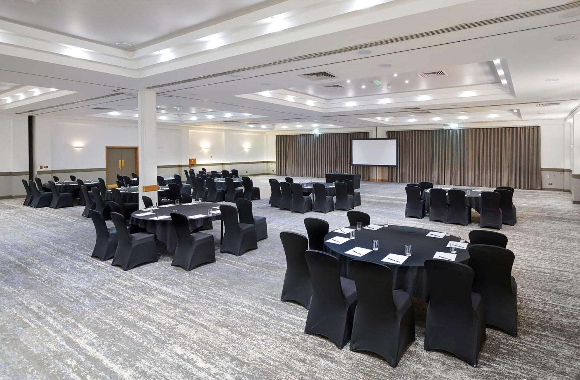Doubletree By Hilton Swindon Hotel Buitenkant foto