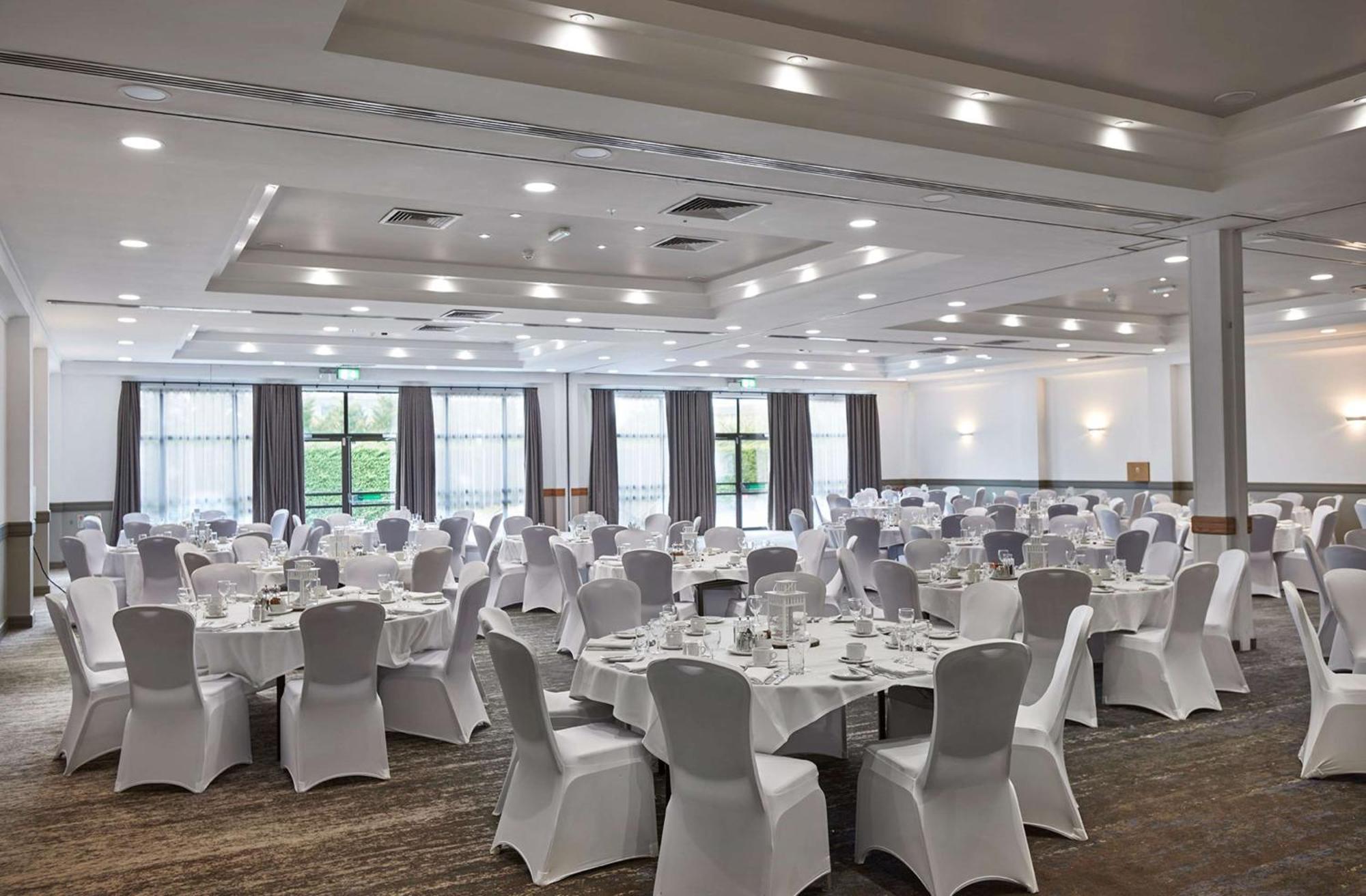 Doubletree By Hilton Swindon Hotel Buitenkant foto
