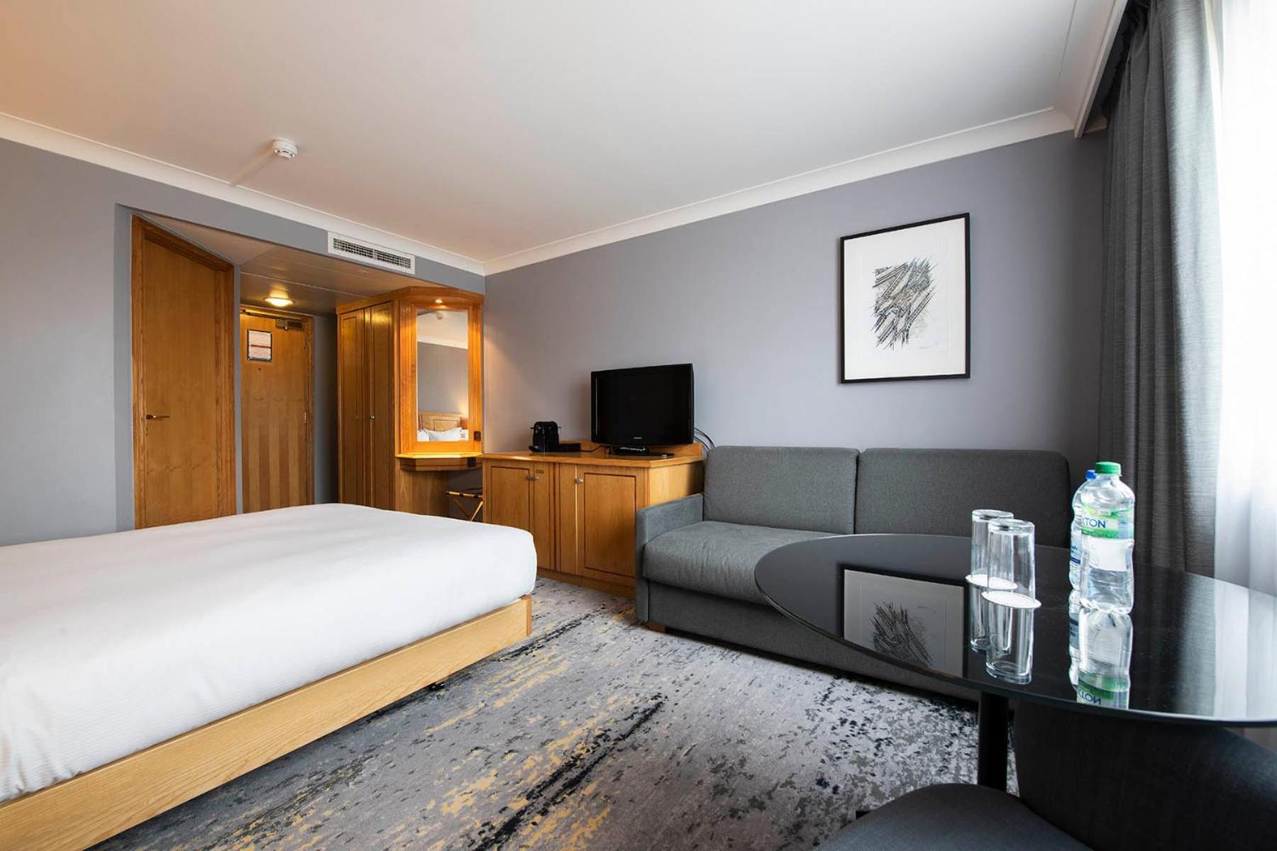 Doubletree By Hilton Swindon Hotel Buitenkant foto