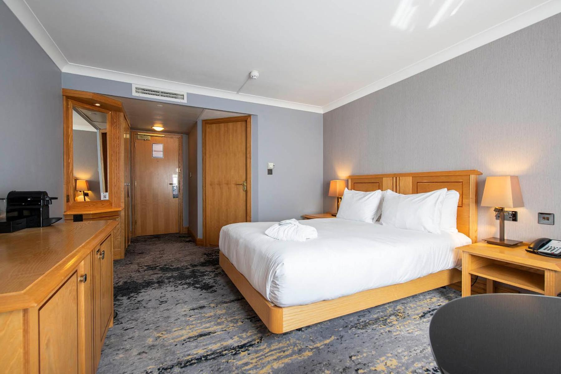 Doubletree By Hilton Swindon Hotel Buitenkant foto