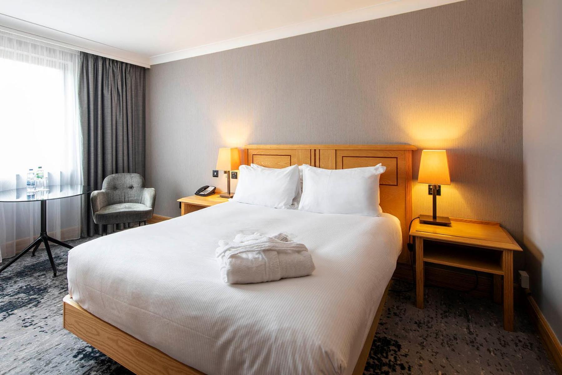 Doubletree By Hilton Swindon Hotel Buitenkant foto