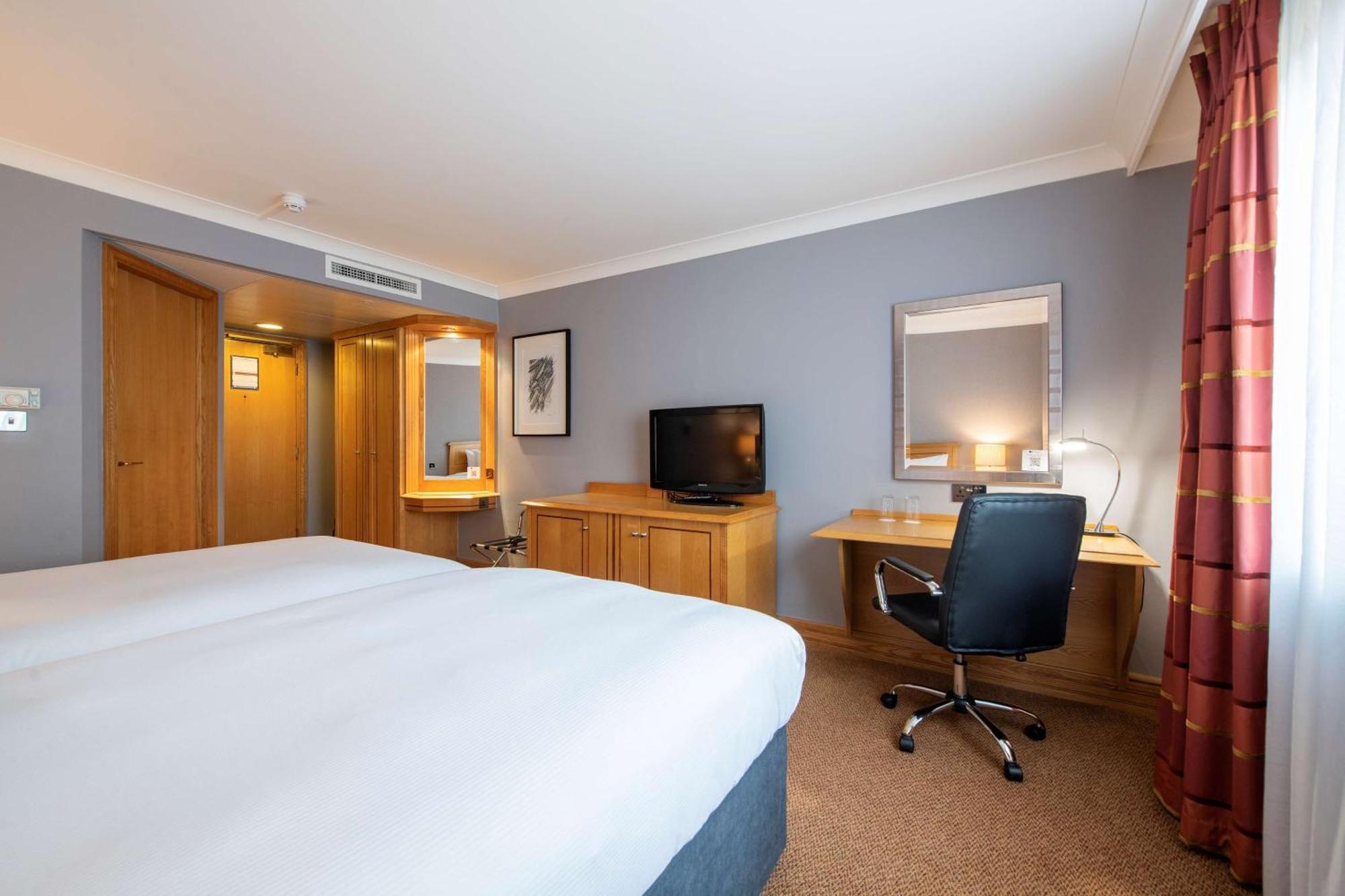 Doubletree By Hilton Swindon Hotel Buitenkant foto