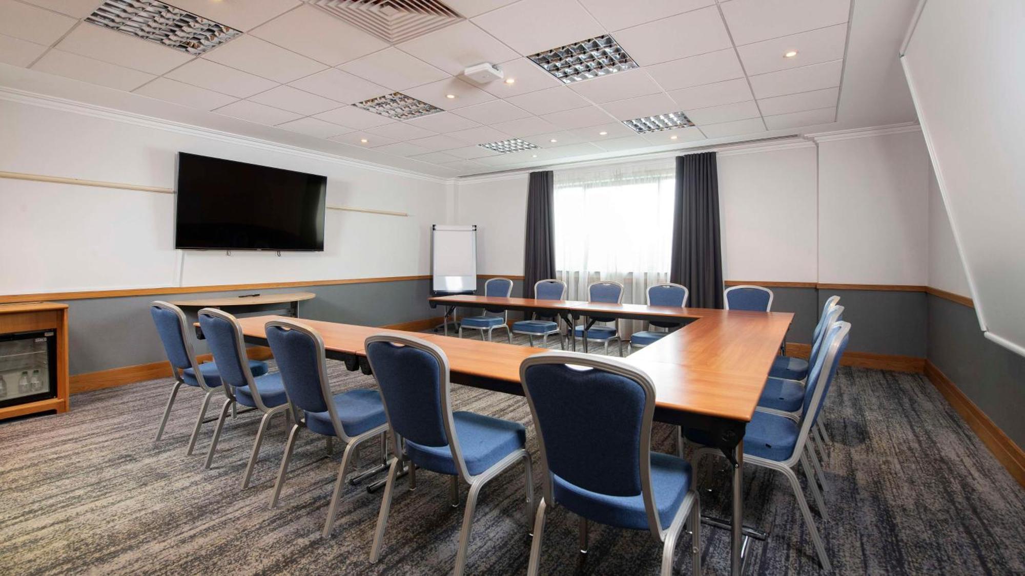 Doubletree By Hilton Swindon Hotel Buitenkant foto