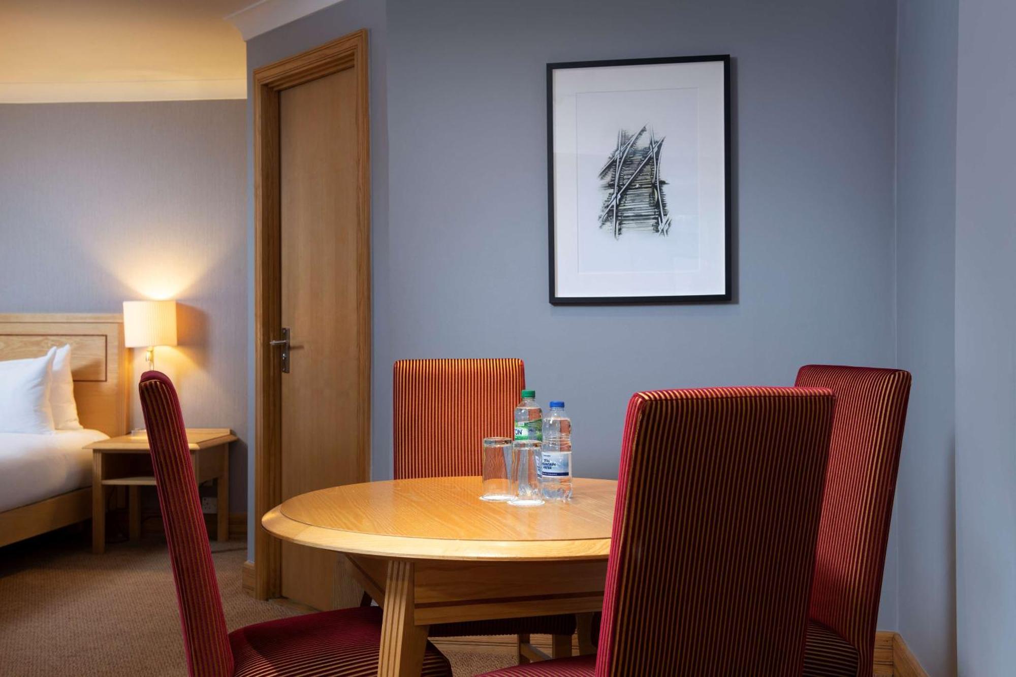 Doubletree By Hilton Swindon Hotel Buitenkant foto