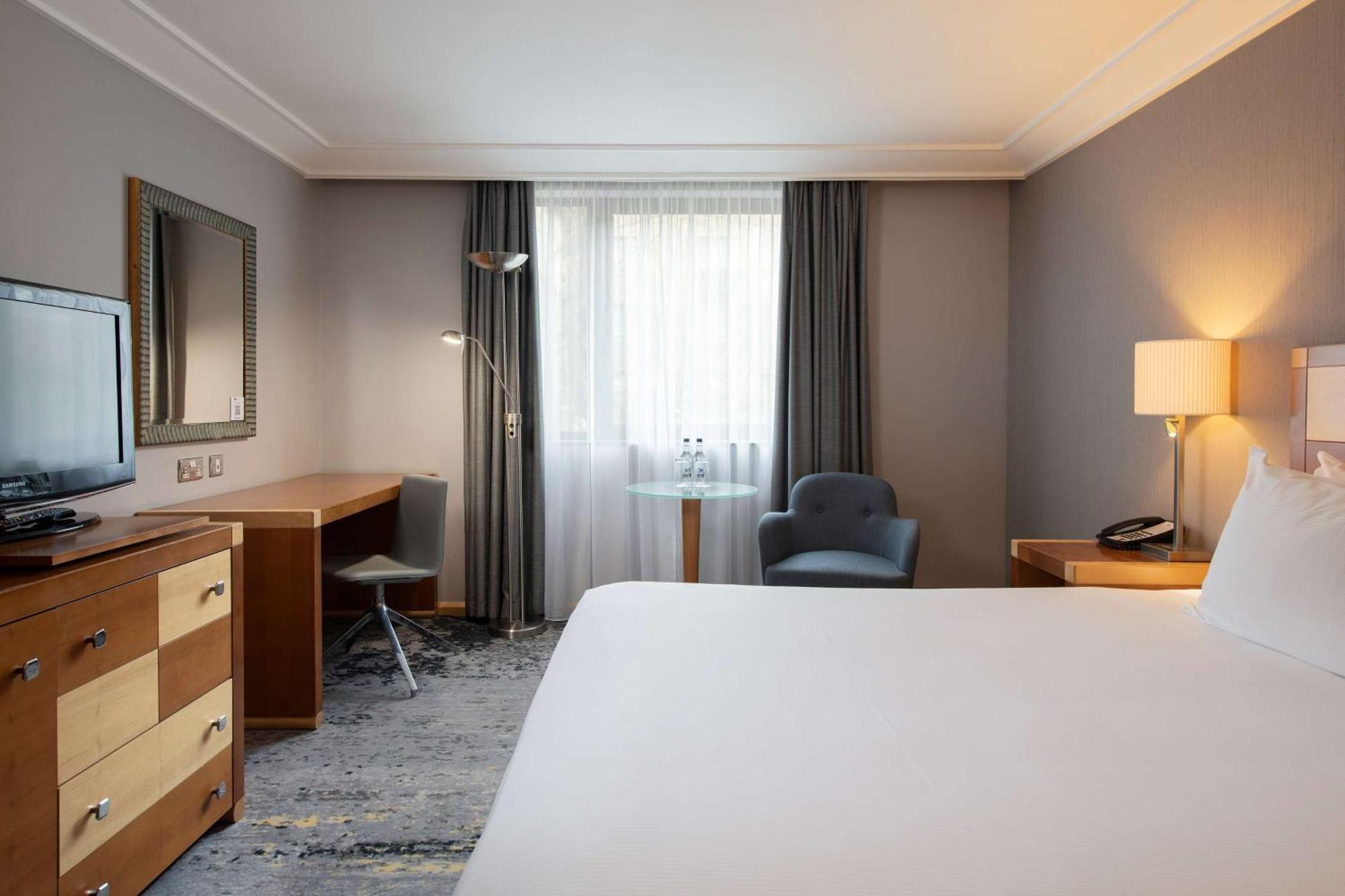 Doubletree By Hilton Swindon Hotel Buitenkant foto