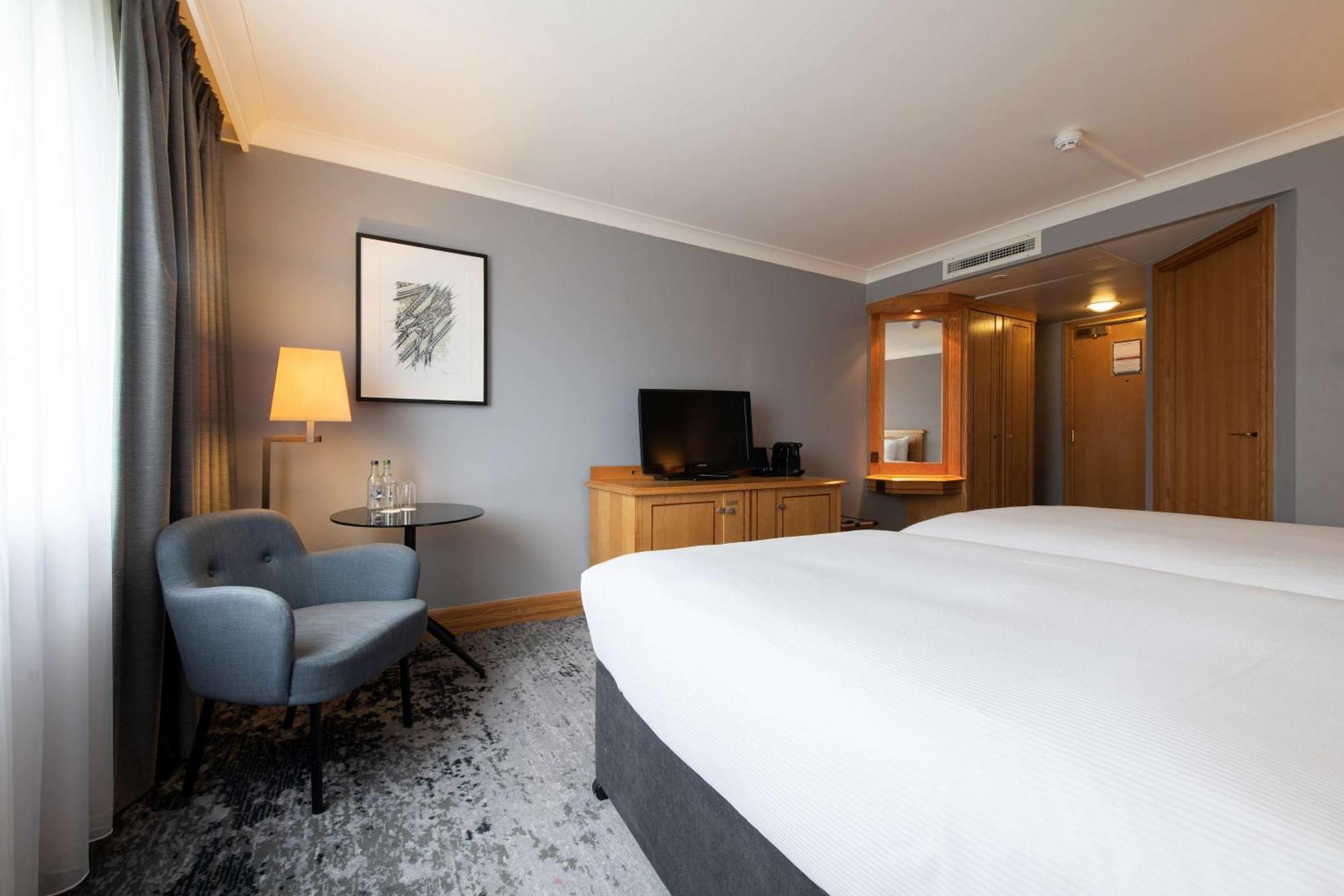 Doubletree By Hilton Swindon Hotel Buitenkant foto