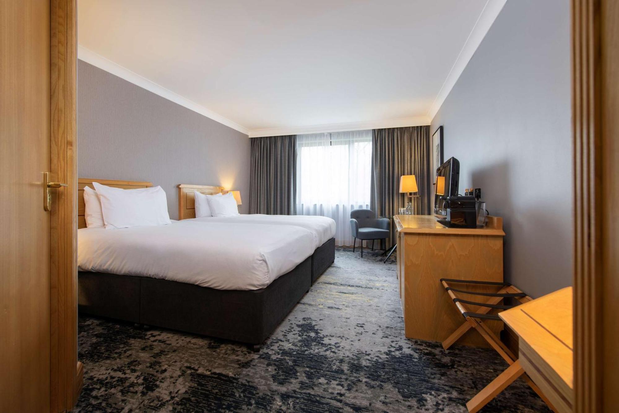 Doubletree By Hilton Swindon Hotel Buitenkant foto