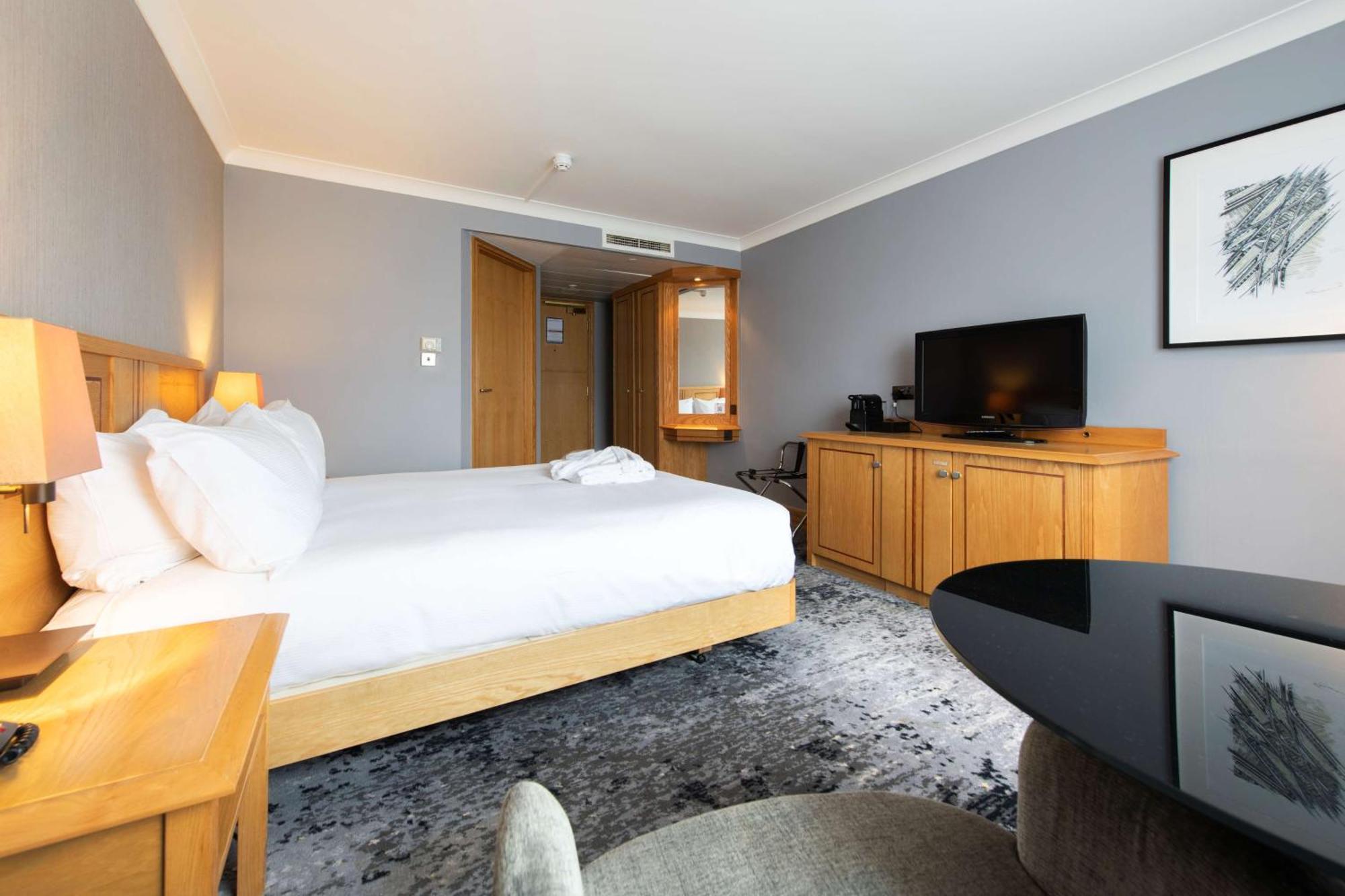 Doubletree By Hilton Swindon Hotel Buitenkant foto