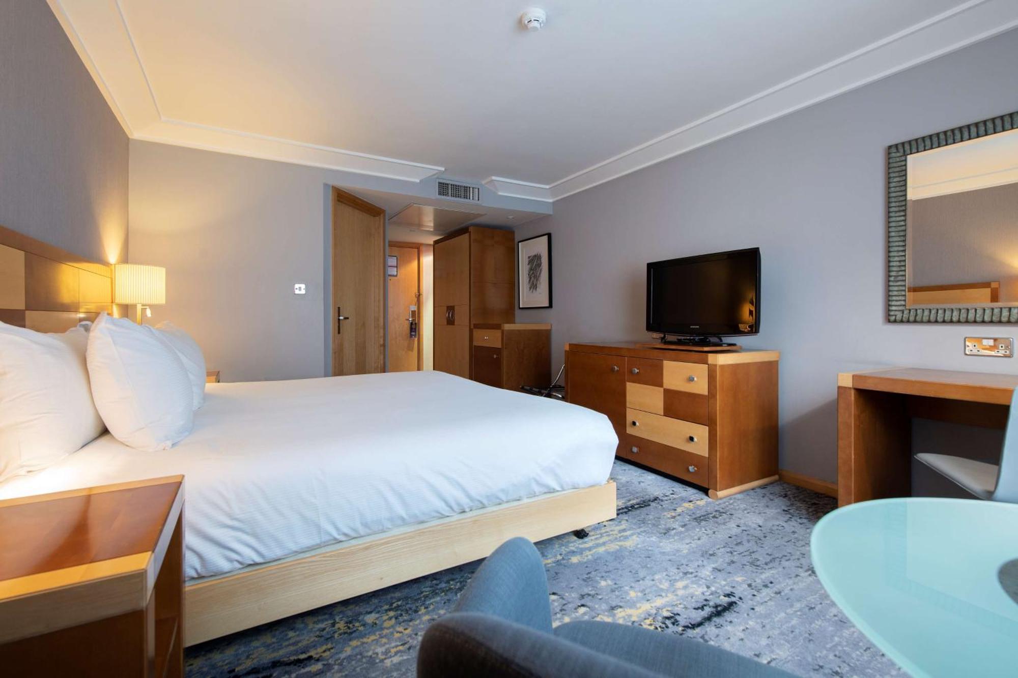 Doubletree By Hilton Swindon Hotel Buitenkant foto