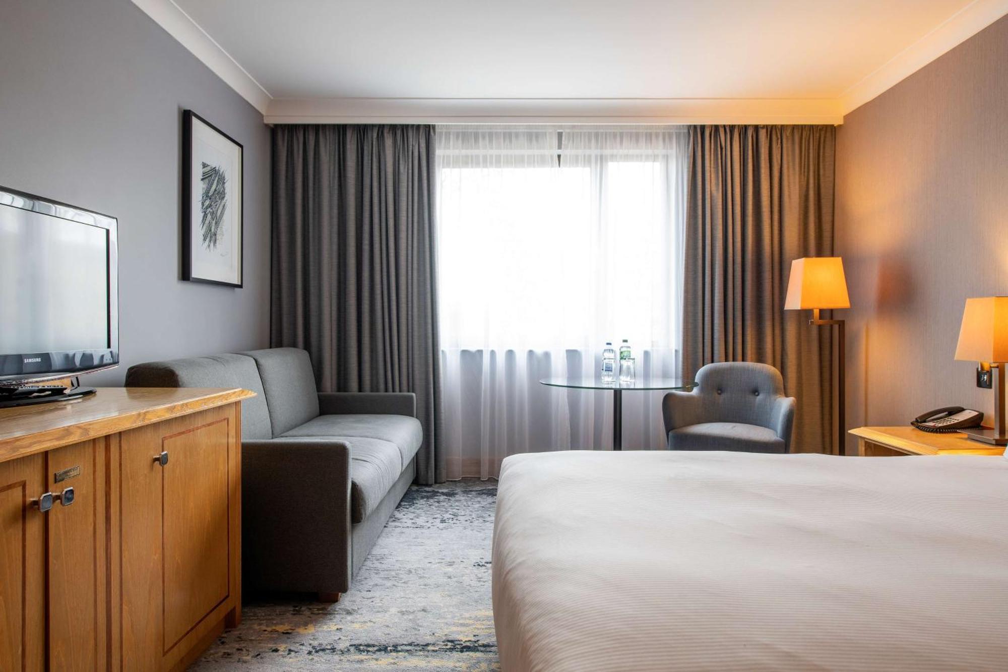Doubletree By Hilton Swindon Hotel Buitenkant foto
