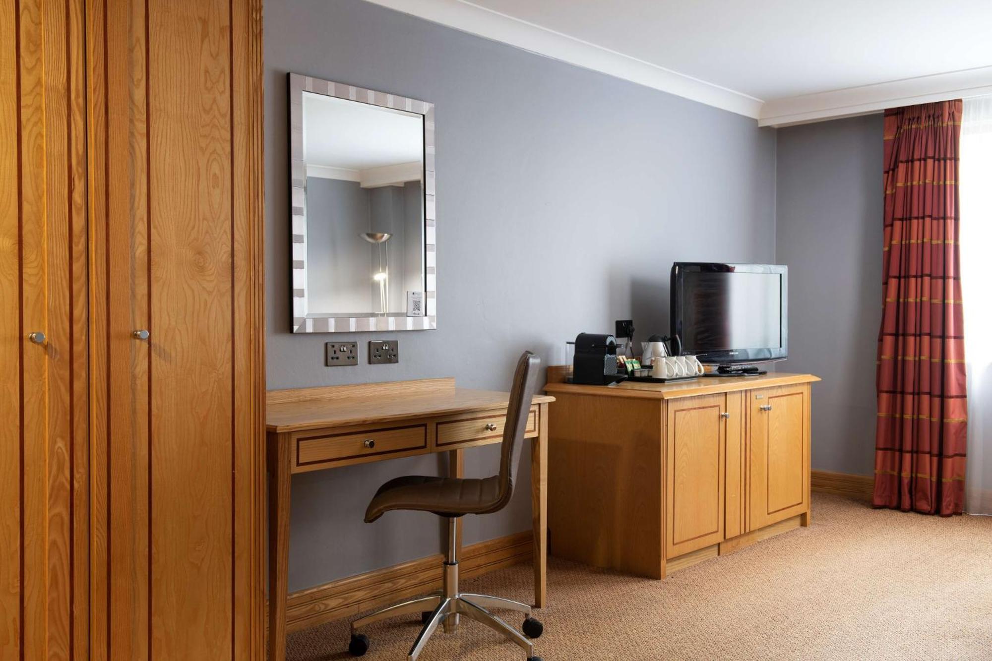 Doubletree By Hilton Swindon Hotel Buitenkant foto