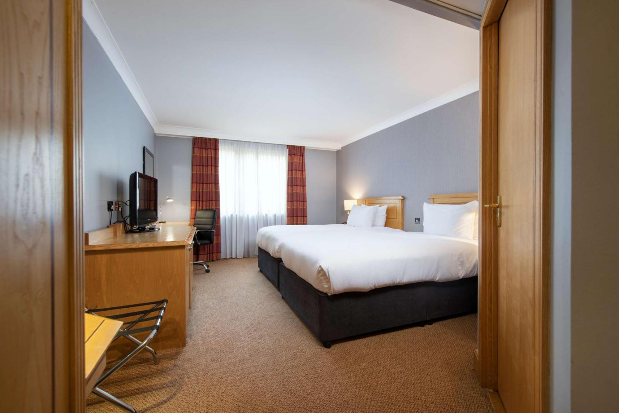 Doubletree By Hilton Swindon Hotel Buitenkant foto