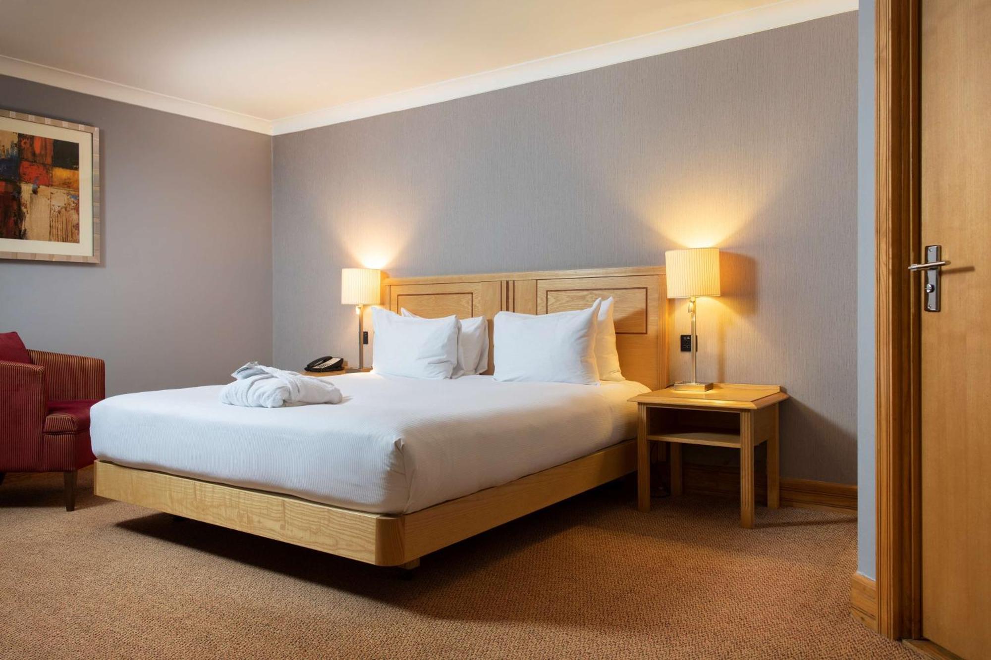 Doubletree By Hilton Swindon Hotel Buitenkant foto