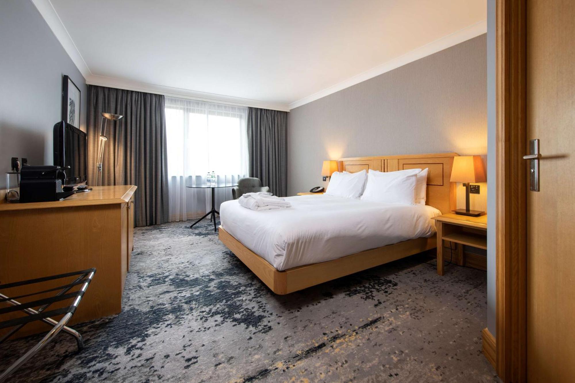 Doubletree By Hilton Swindon Hotel Buitenkant foto