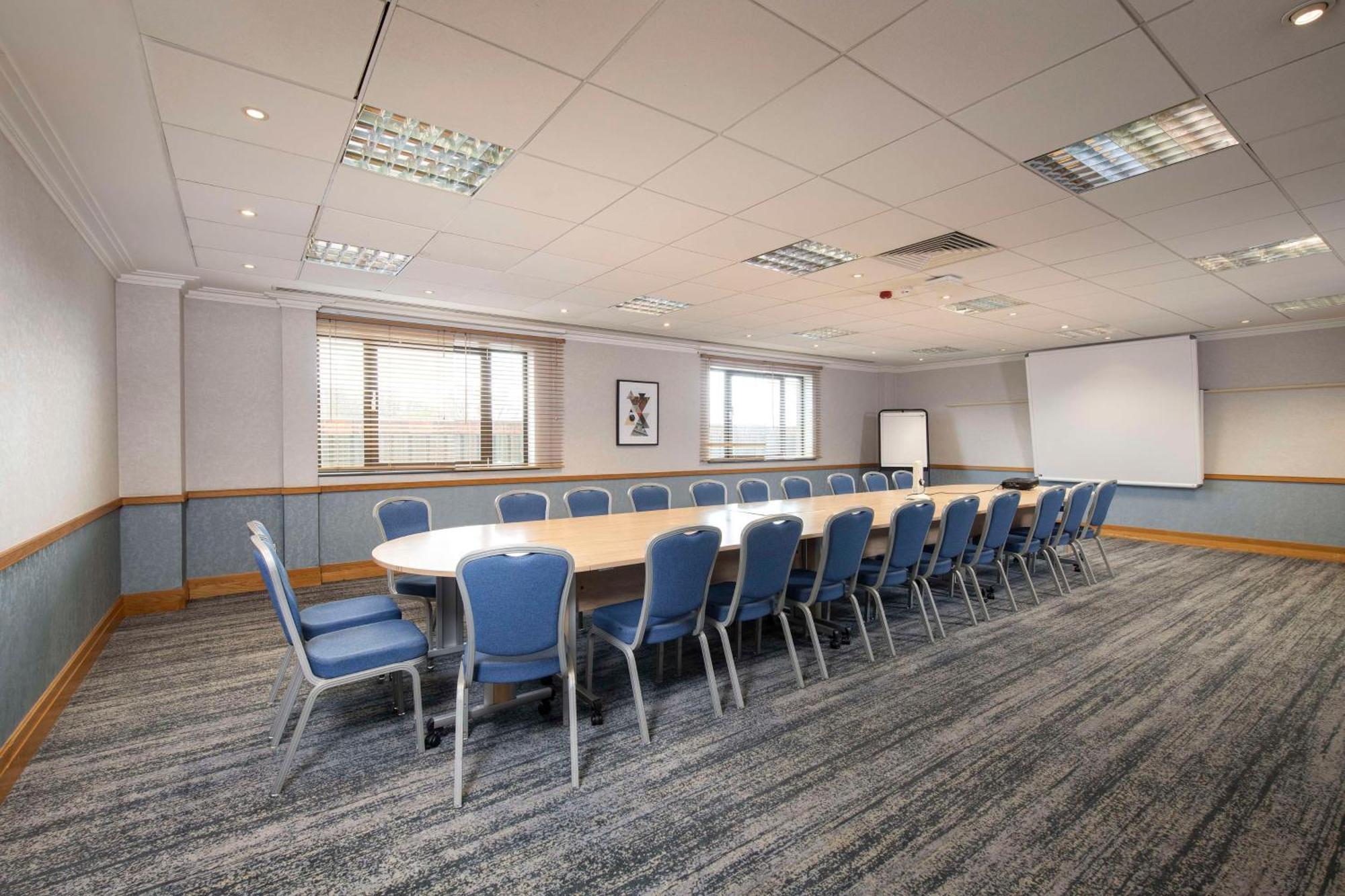Doubletree By Hilton Swindon Hotel Buitenkant foto