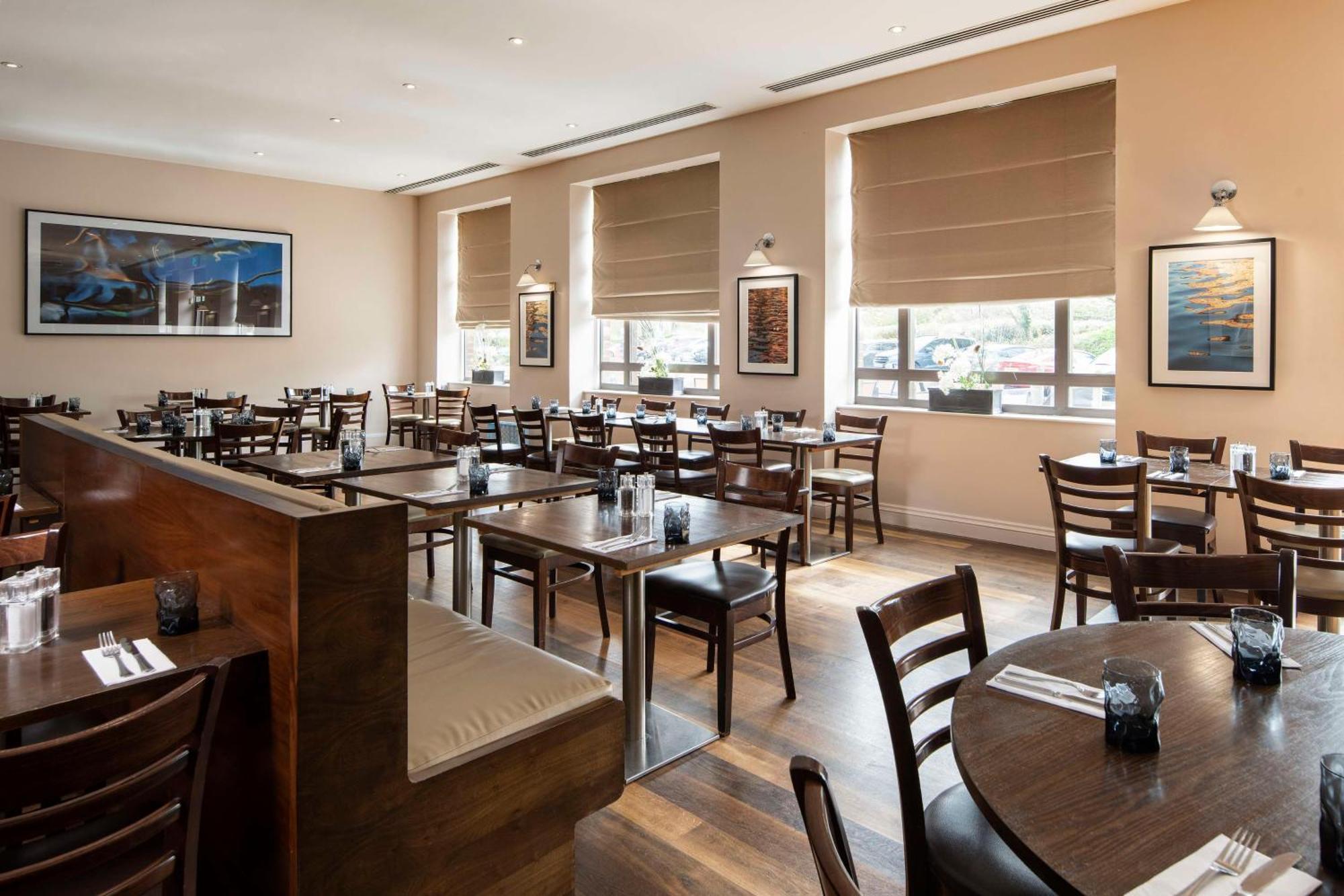 Doubletree By Hilton Swindon Hotel Buitenkant foto