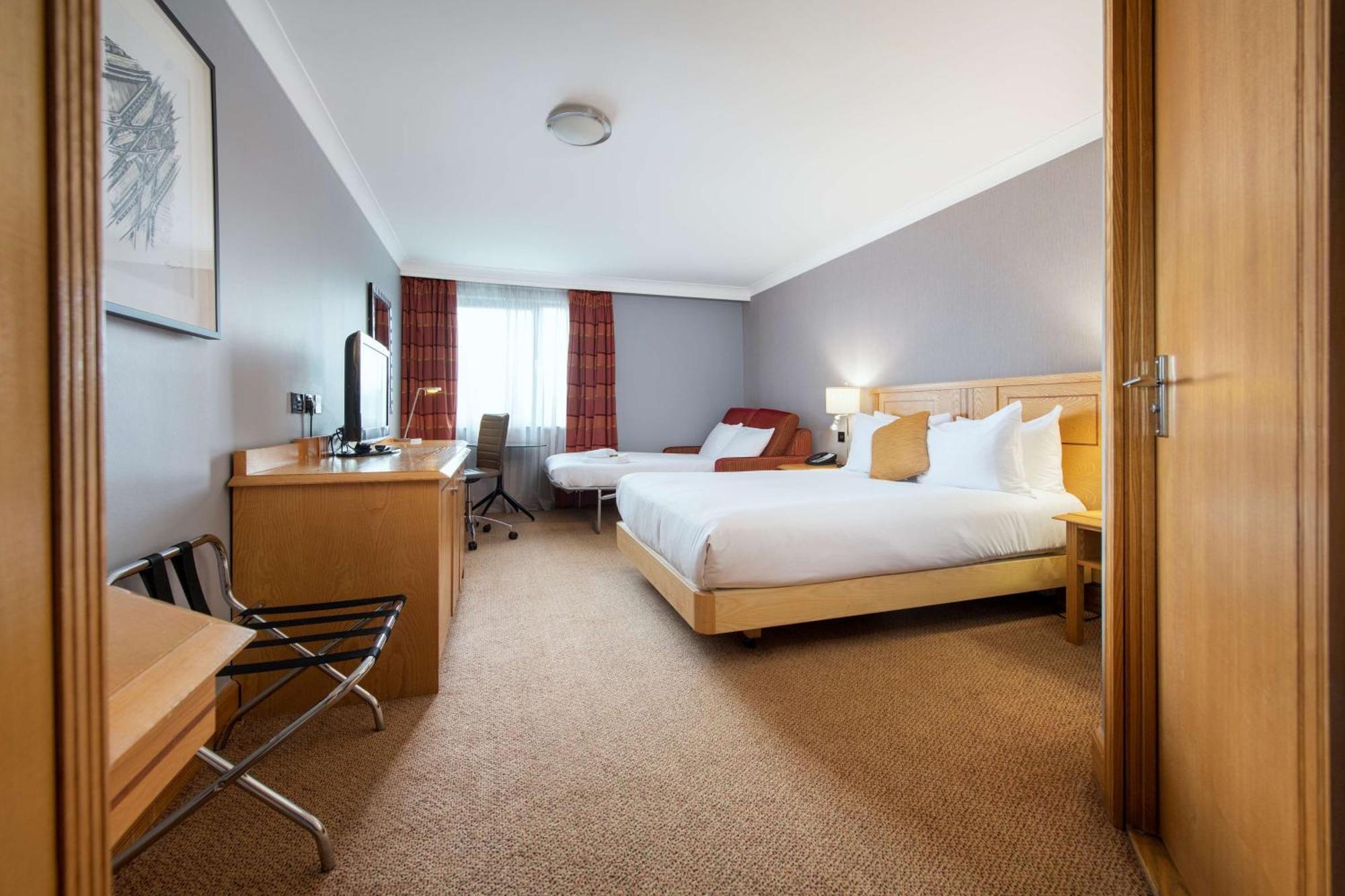 Doubletree By Hilton Swindon Hotel Buitenkant foto