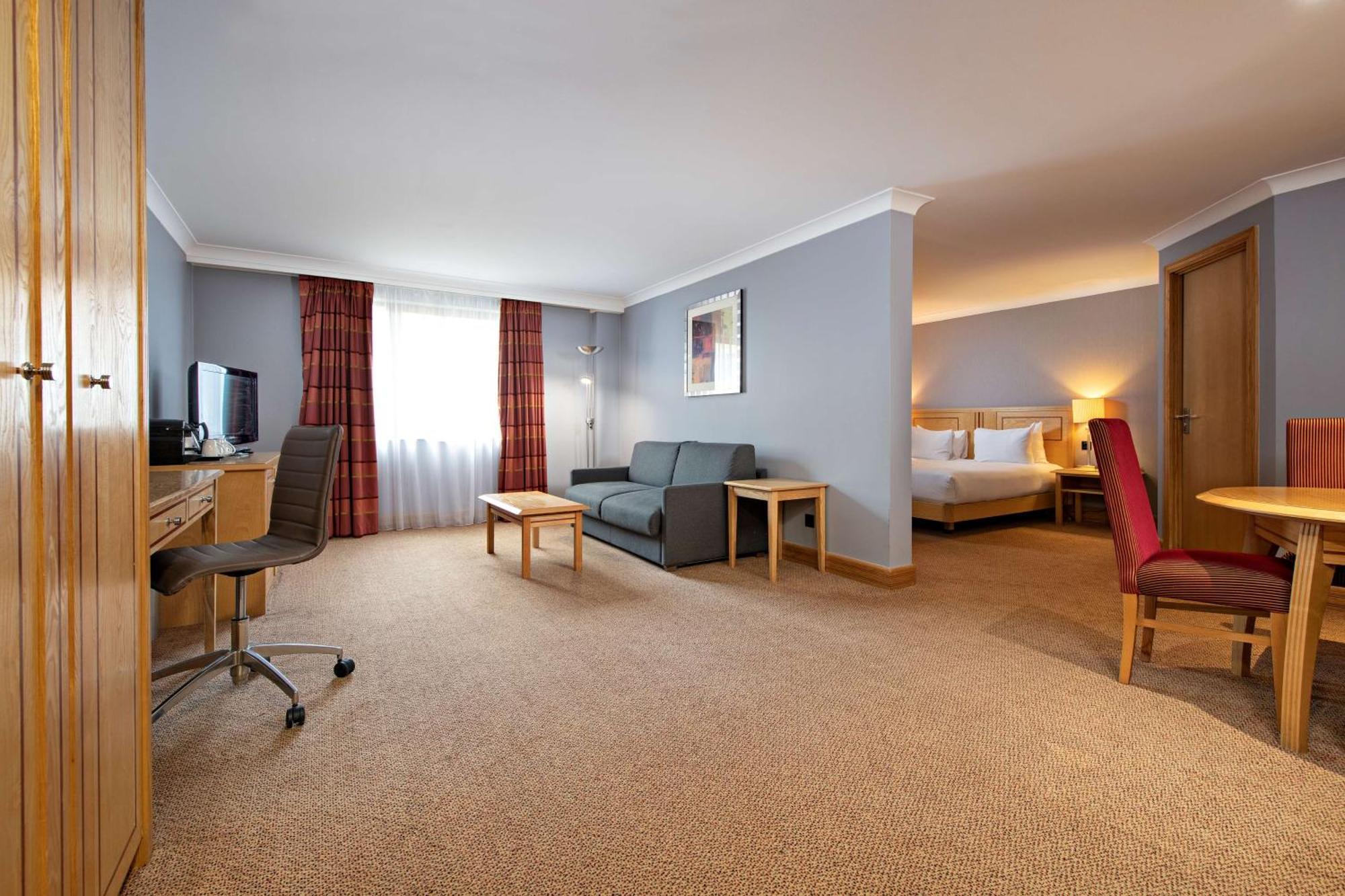 Doubletree By Hilton Swindon Hotel Buitenkant foto