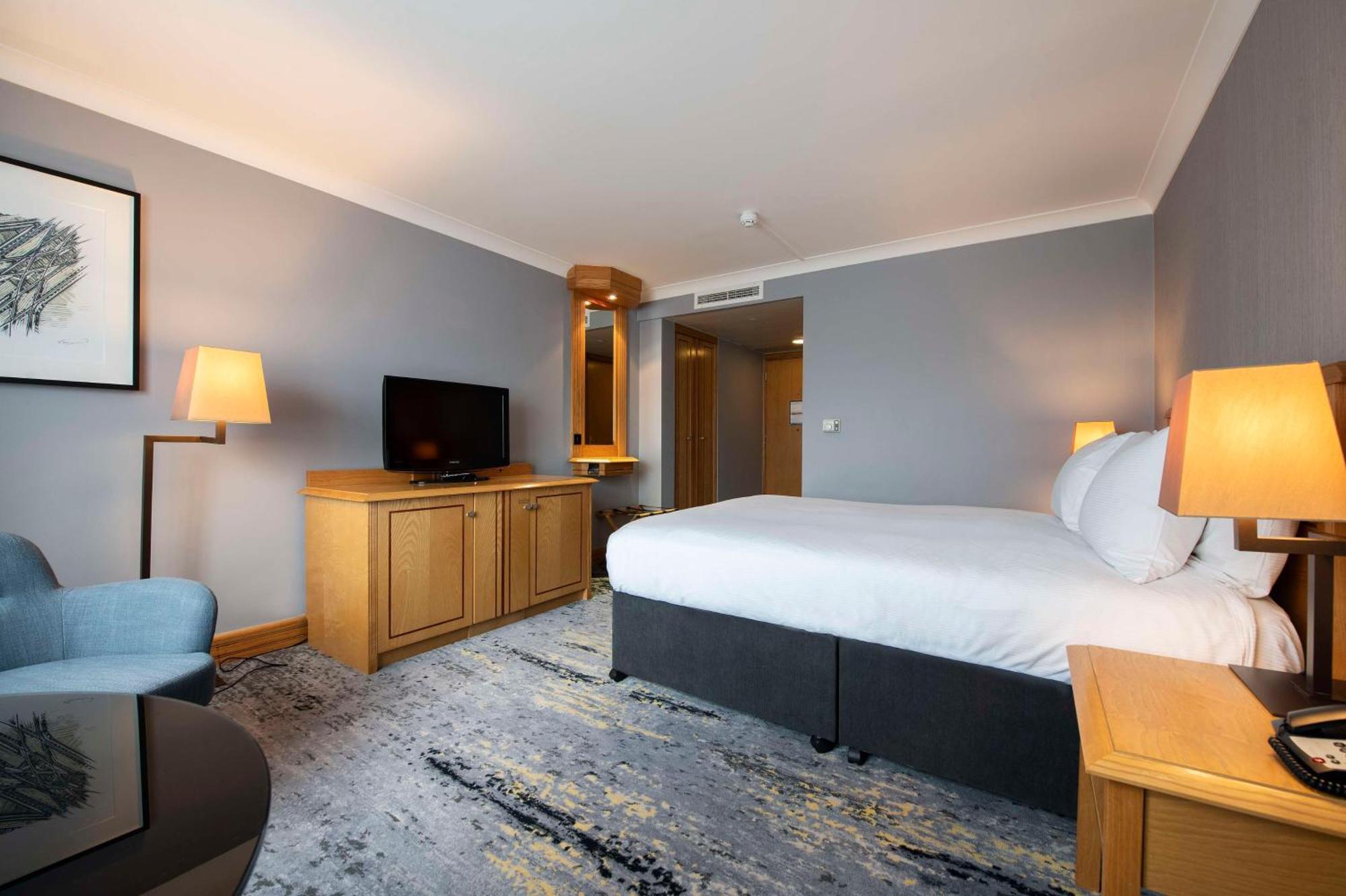 Doubletree By Hilton Swindon Hotel Buitenkant foto