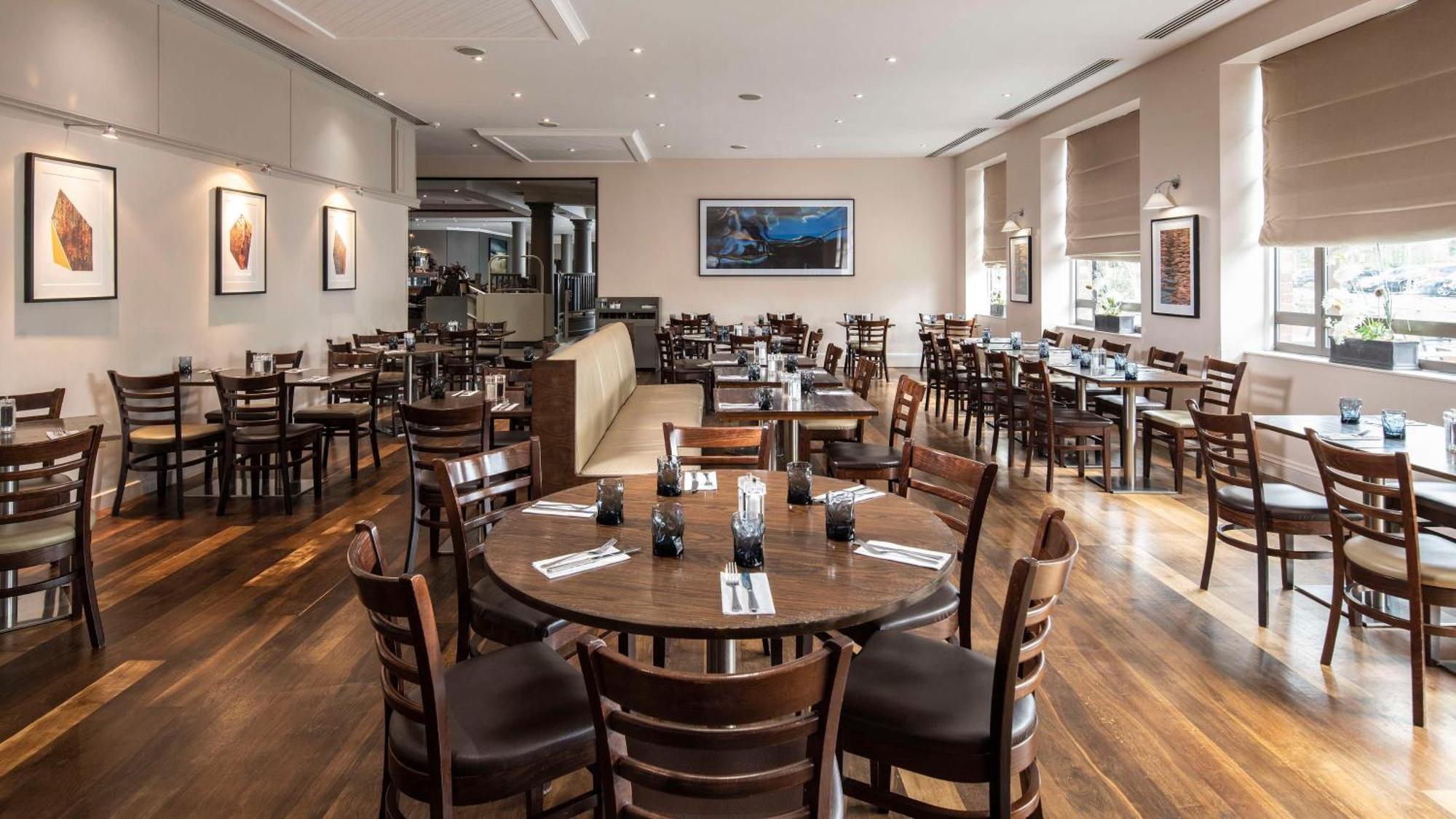 Doubletree By Hilton Swindon Hotel Buitenkant foto