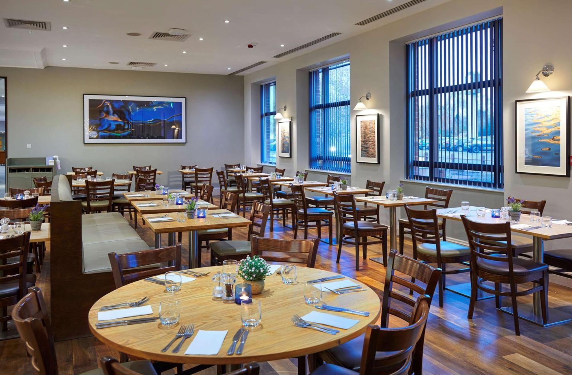 Doubletree By Hilton Swindon Hotel Buitenkant foto